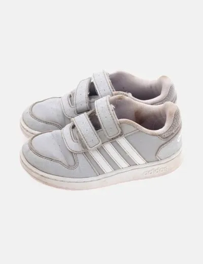 Adidas Deportiva gris básica