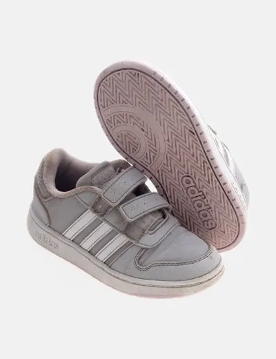 Adidas Deportiva gris básica