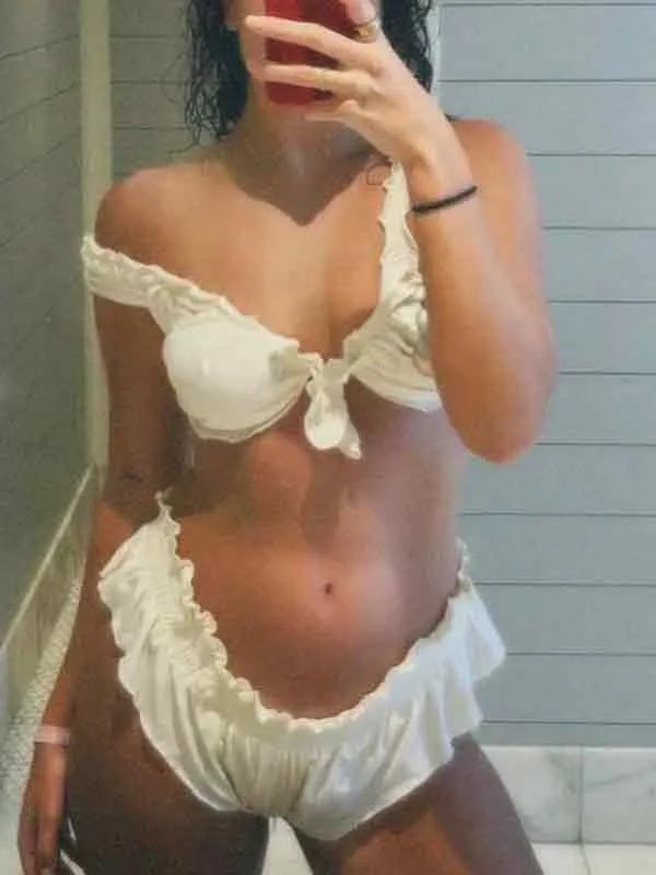 Bikinis delgados blancos con volantes