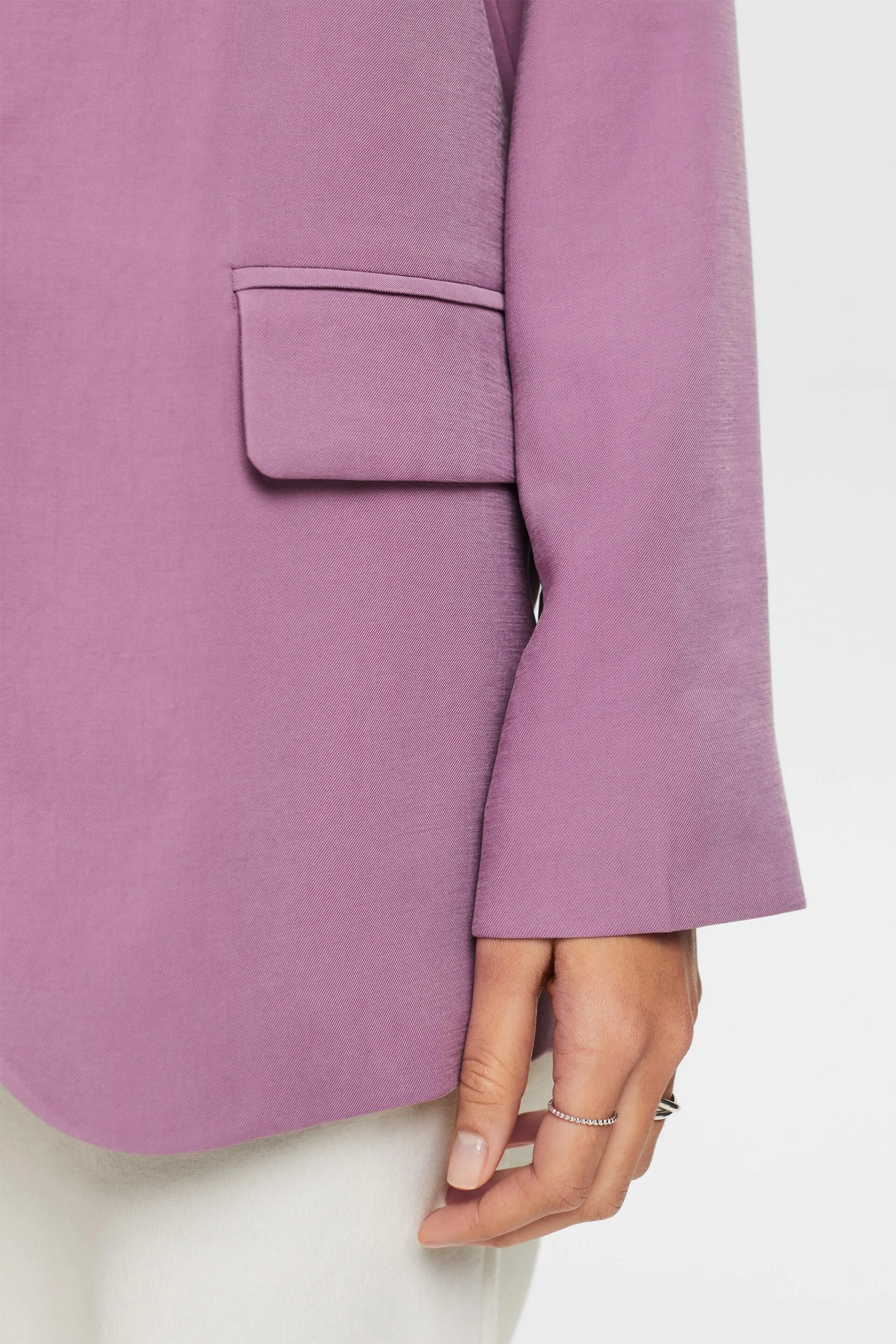 Blazer de sarga con botonadura sencilla