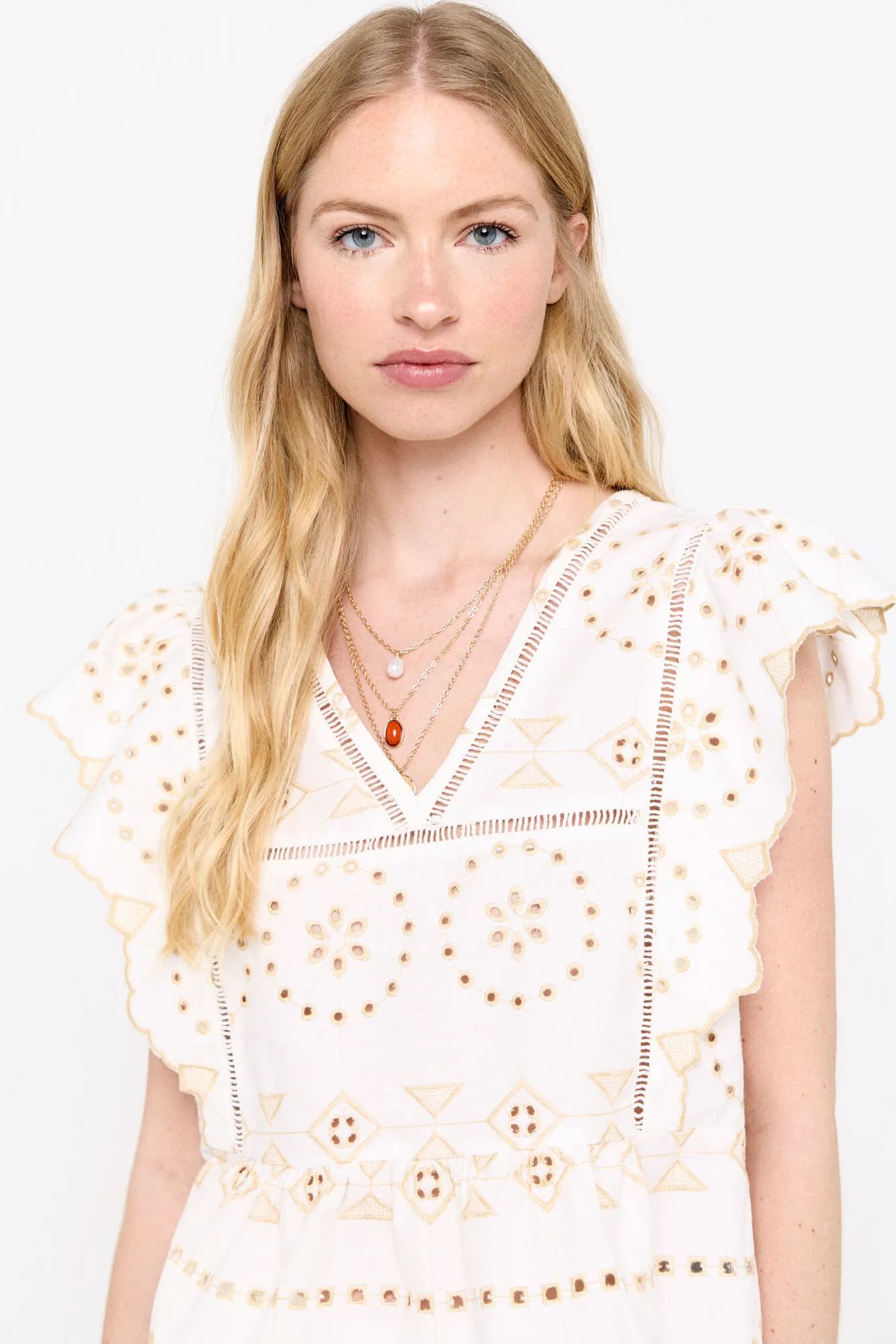 Blusa bodada con volante