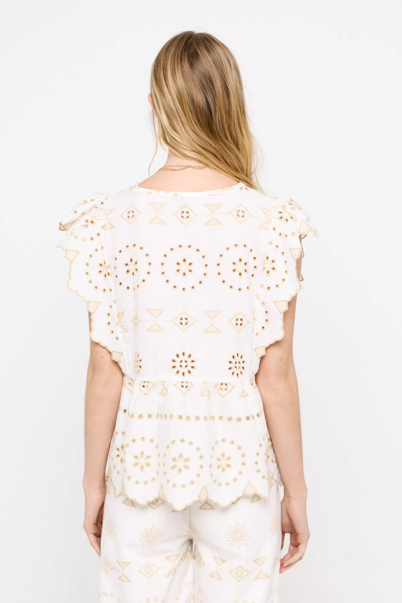 Blusa bodada con volante