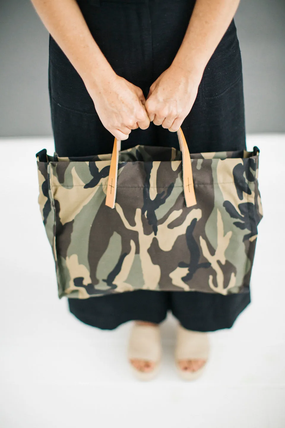 Bolso de camuflaje con asas de piel y asa bandolera Camo