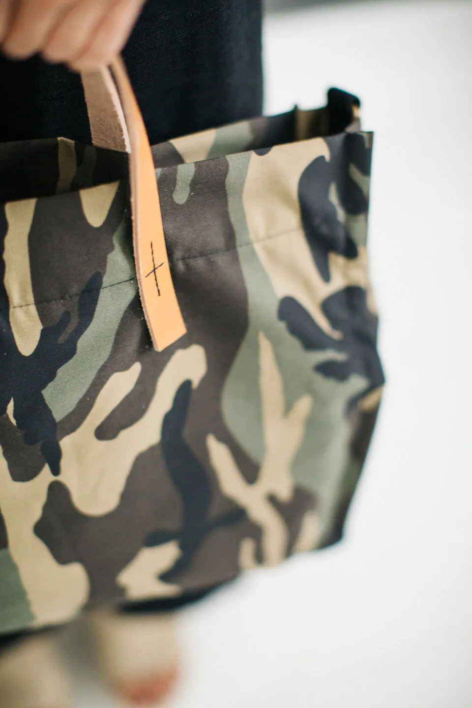 Bolso de camuflaje con asas de piel y asa bandolera Camo