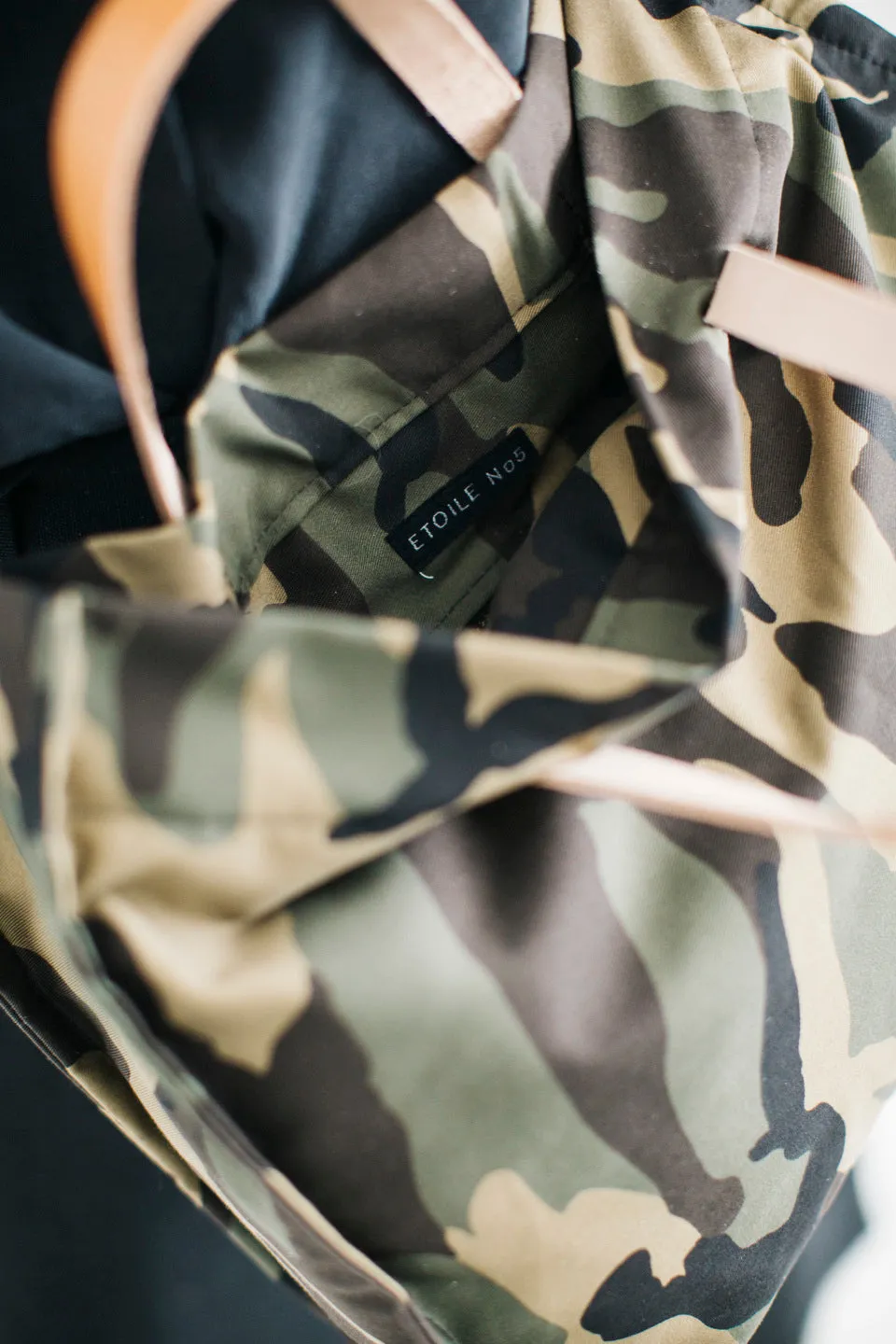 Bolso de camuflaje con asas de piel y asa bandolera Camo