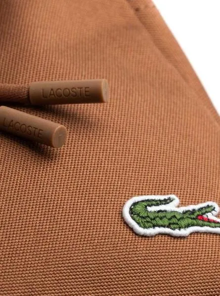 bolso lacoste vertical camel para hombre