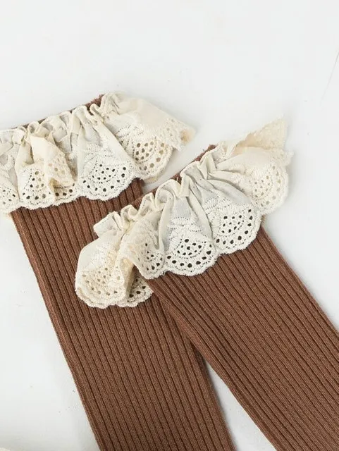 Calcetines altos con encaje marrón