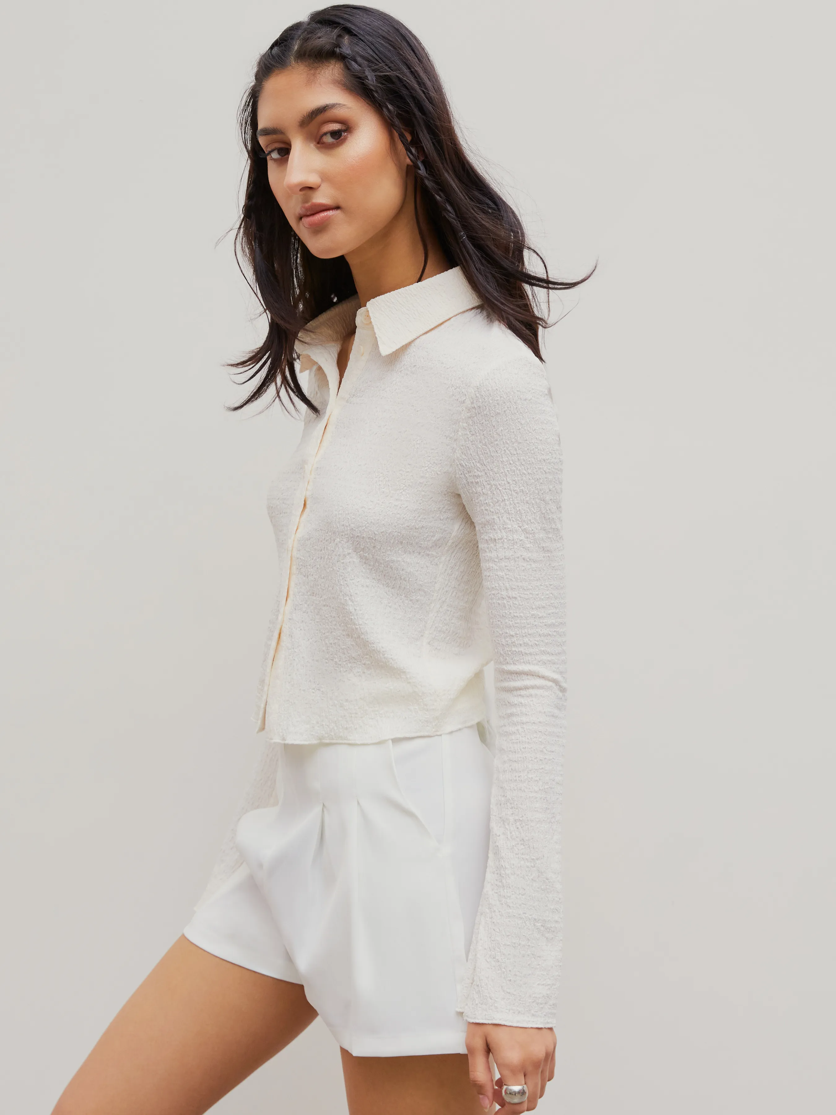  Camisa Crop de Manga Campana Sólida con Textura