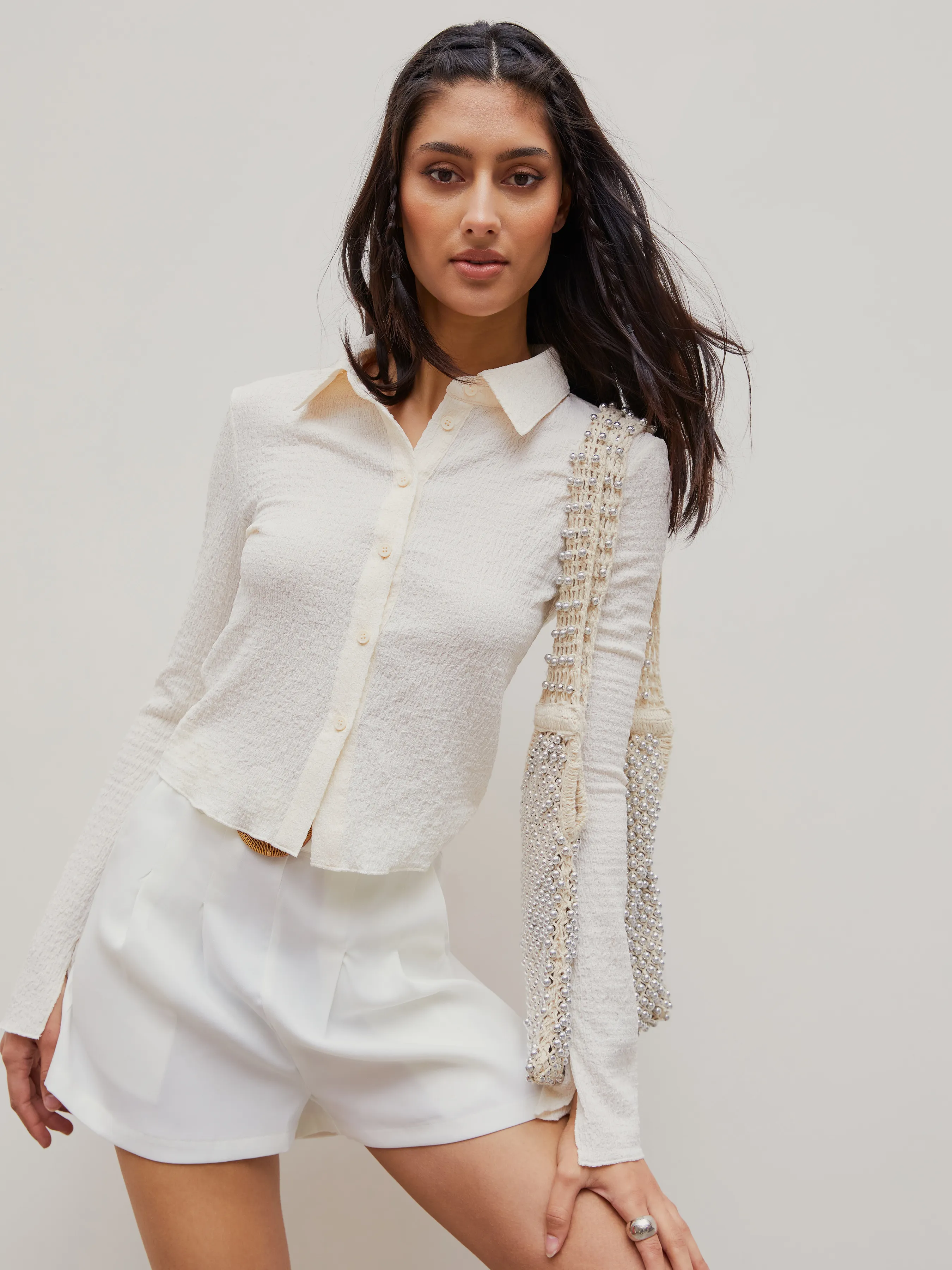  Camisa Crop de Manga Campana Sólida con Textura