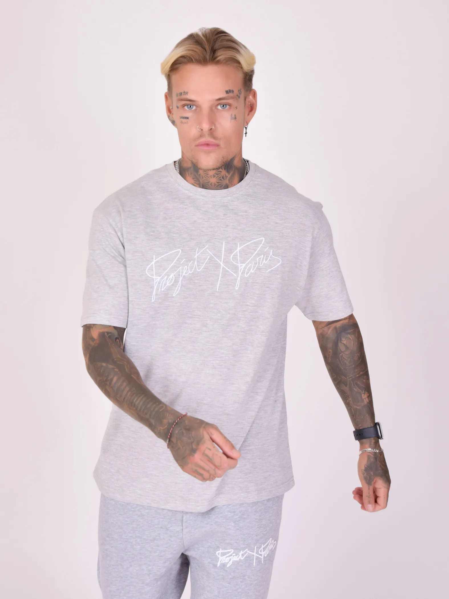 Camiseta básica con logotipo bordado