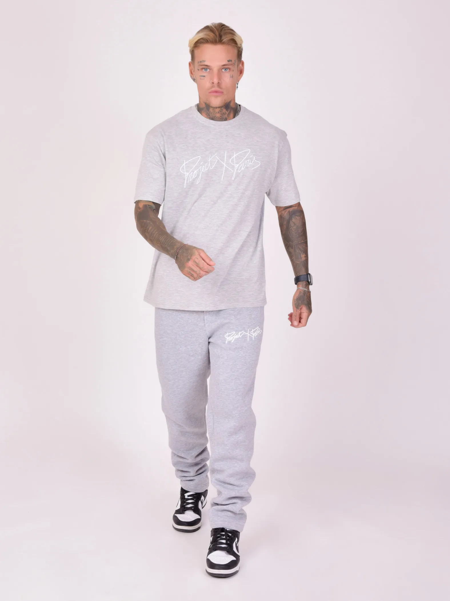 Camiseta básica con logotipo bordado