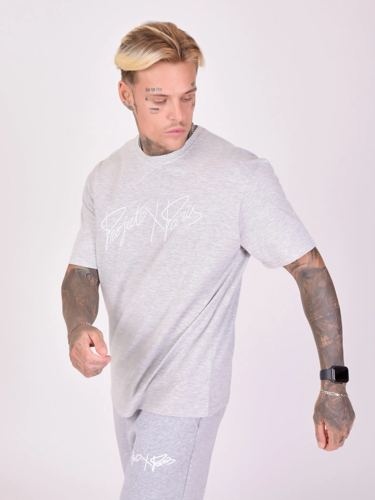 Camiseta básica con logotipo bordado