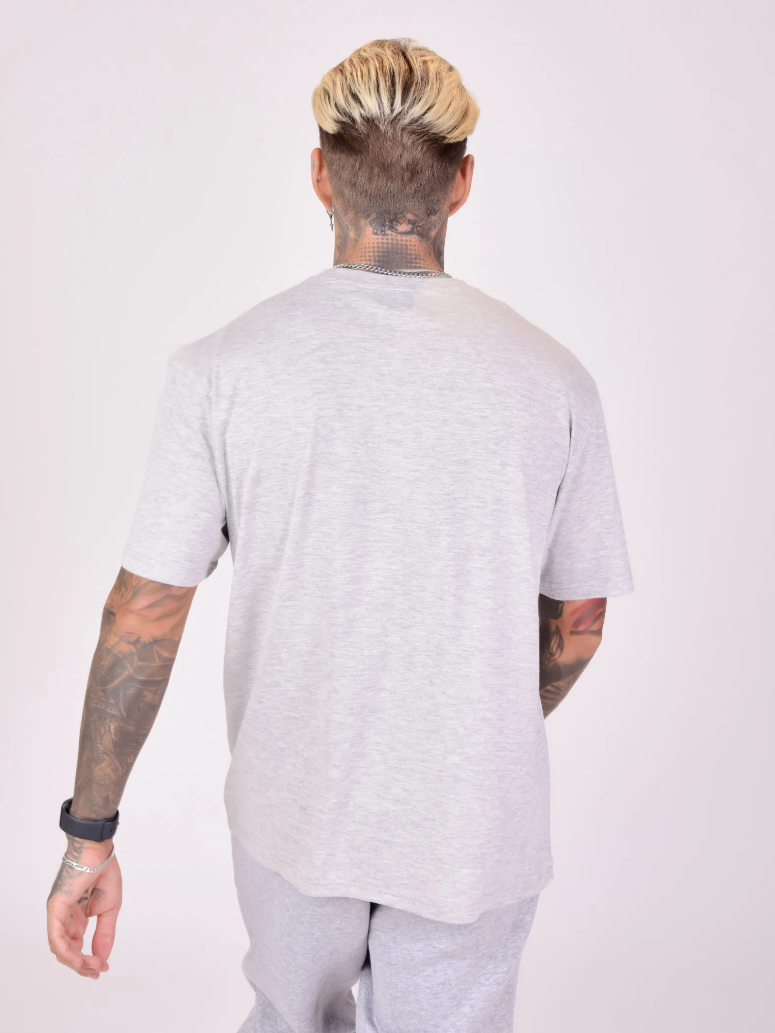 Camiseta básica con logotipo bordado