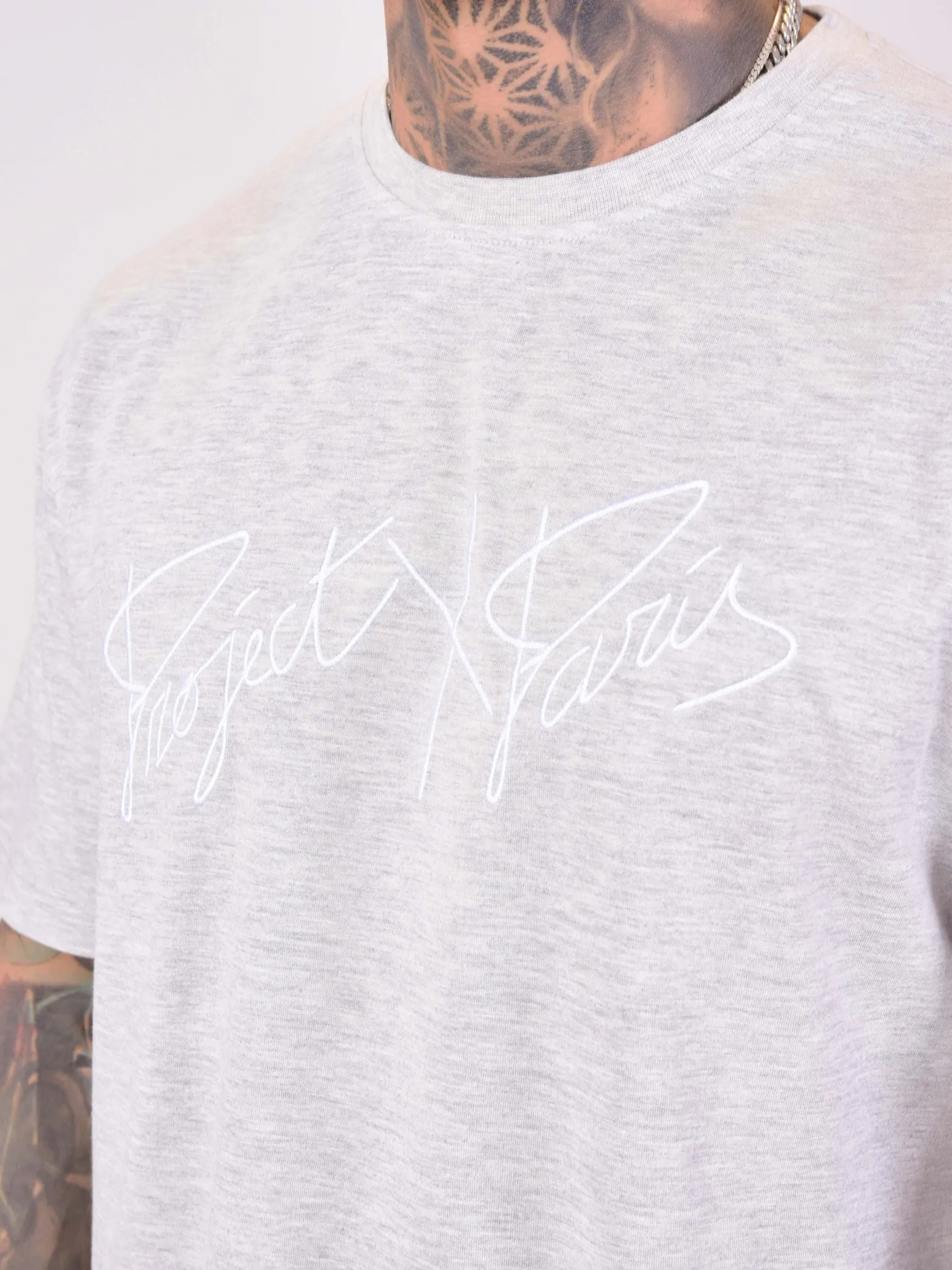 Camiseta básica con logotipo bordado