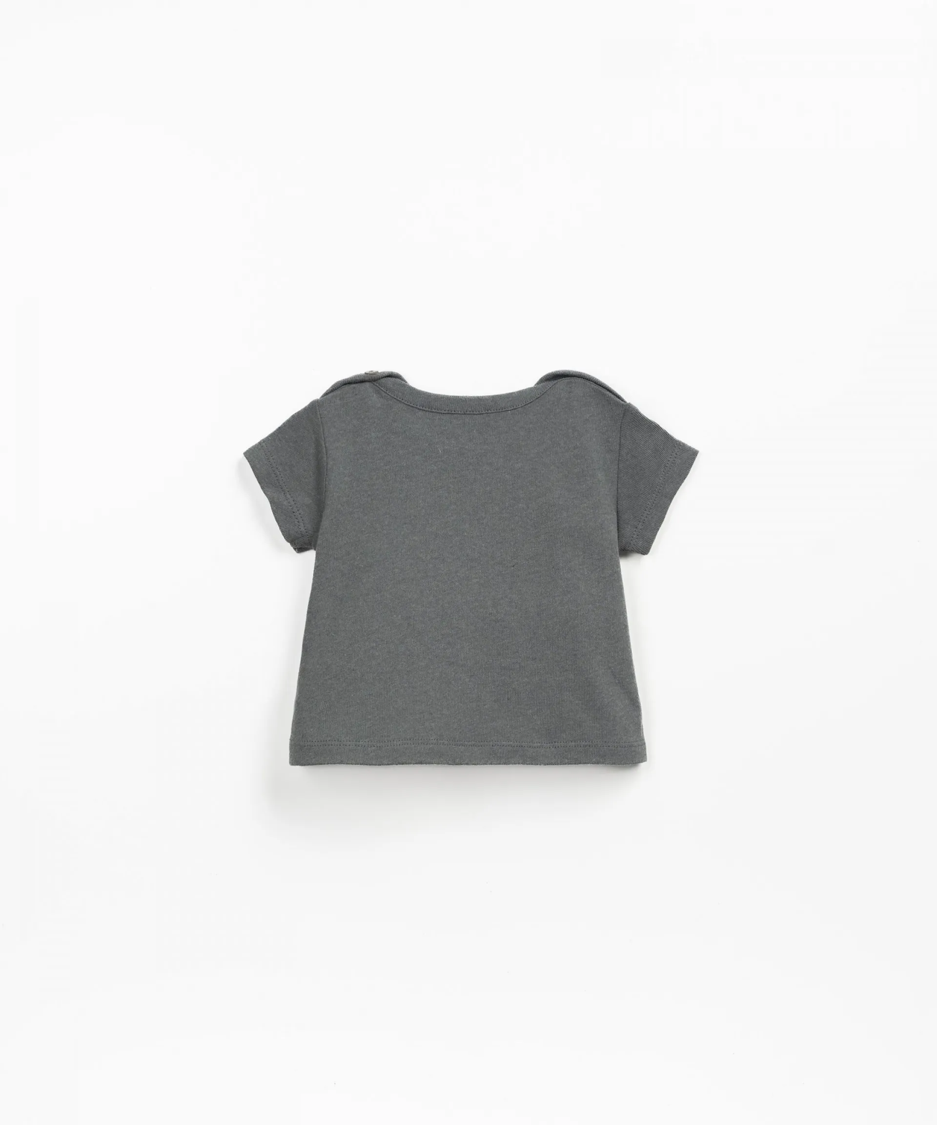 Camiseta con abertura en el hombro | Textile Art