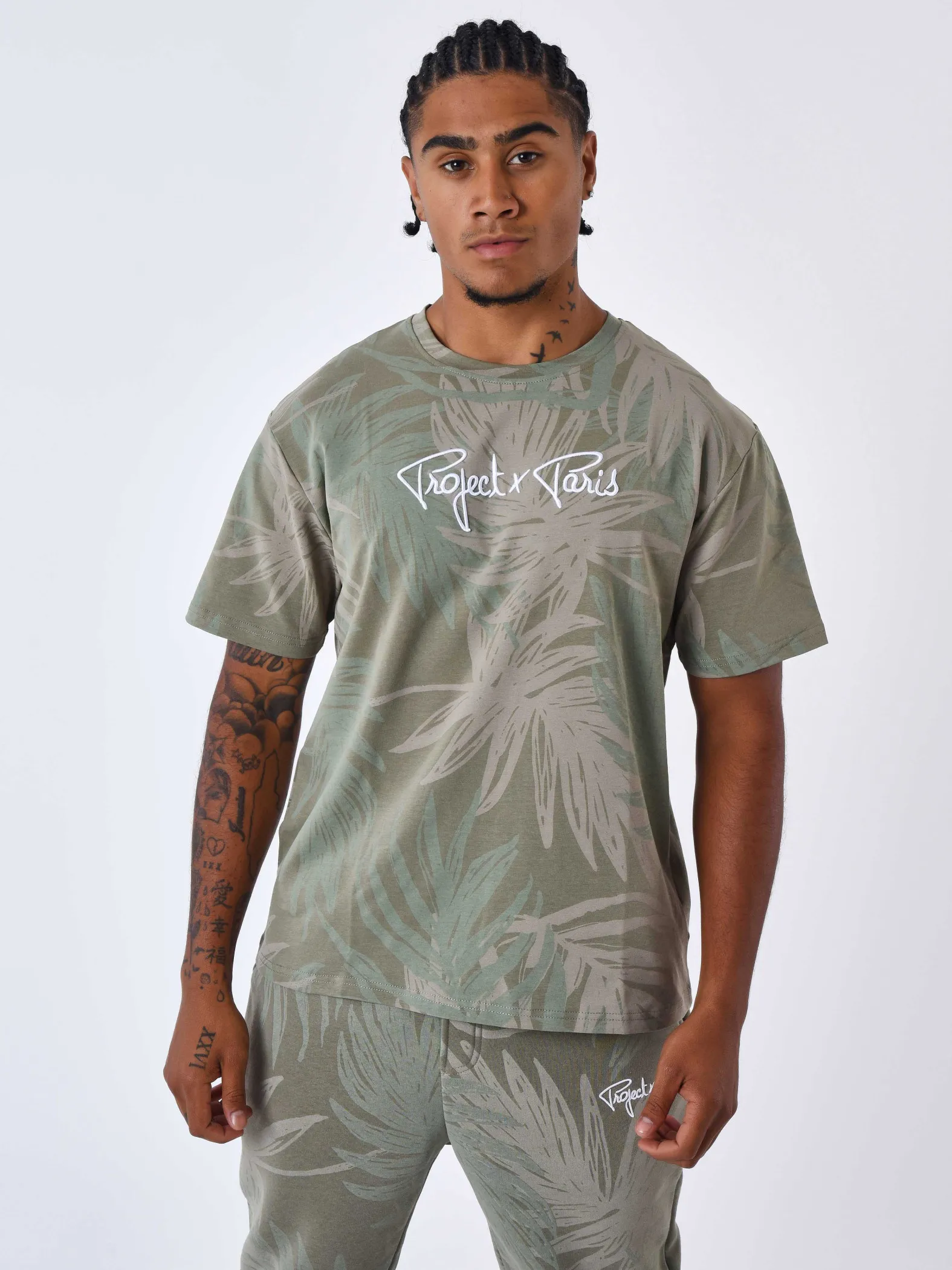 Camiseta con hojas de palmera