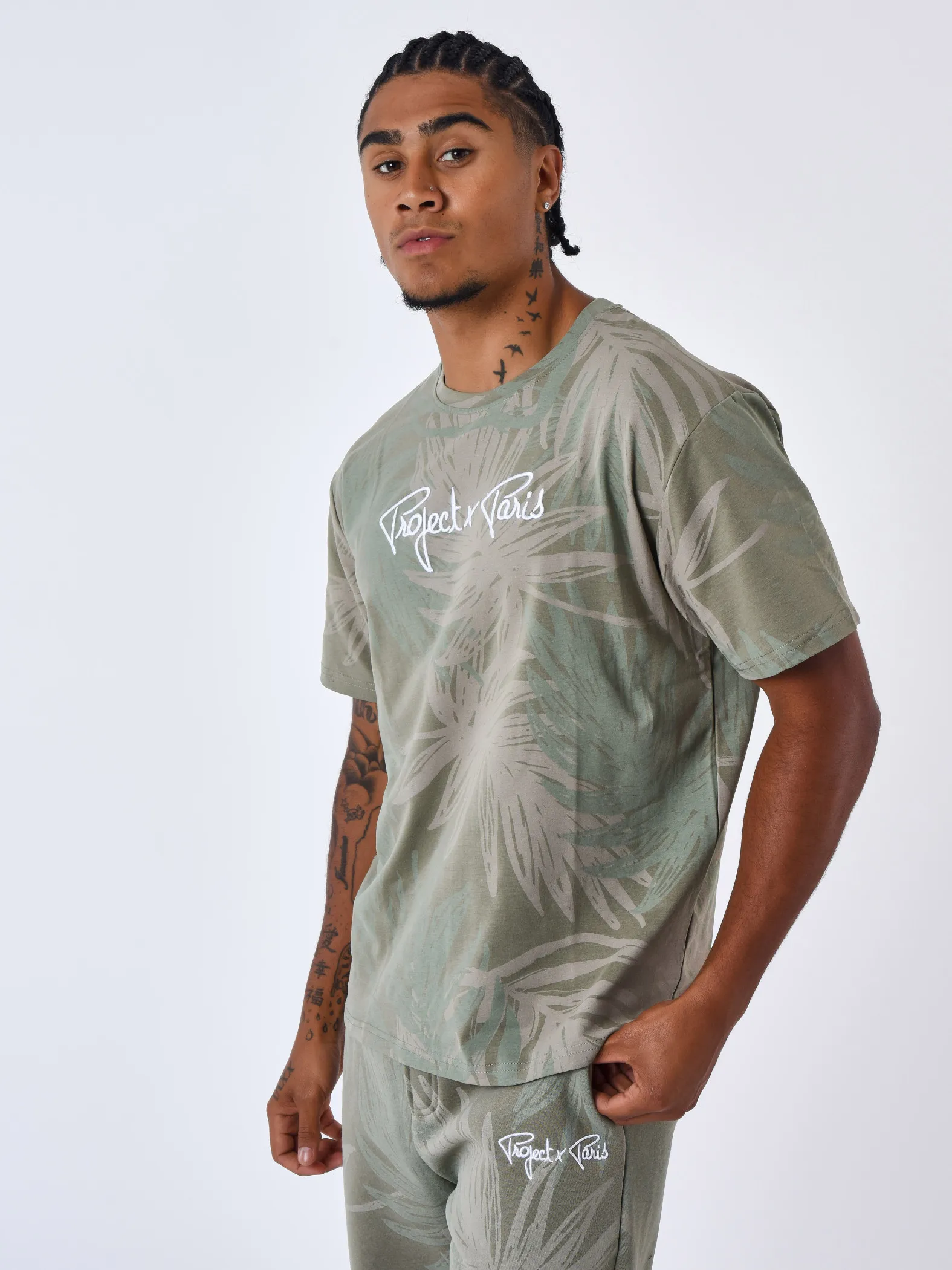 Camiseta con hojas de palmera