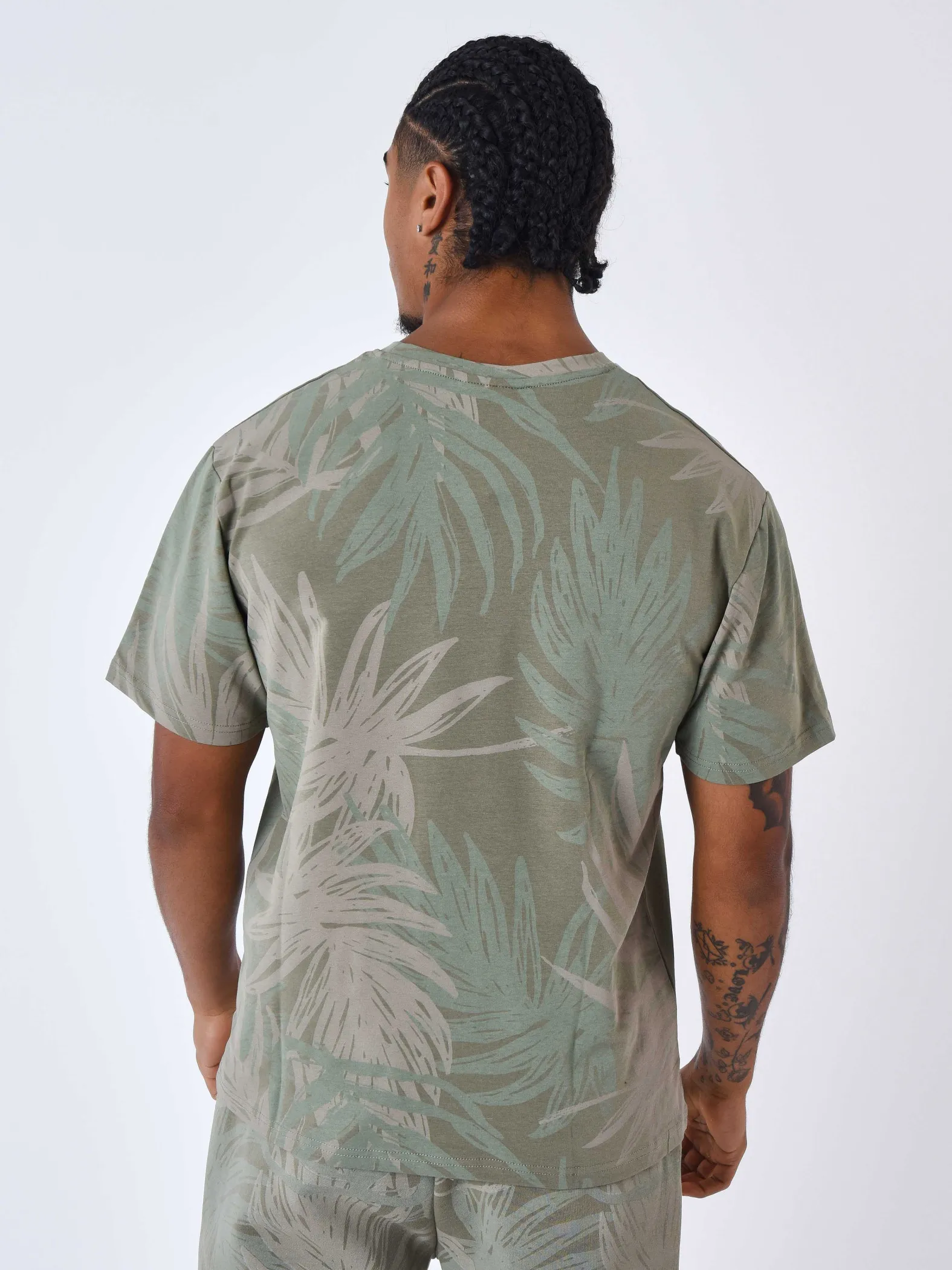 Camiseta con hojas de palmera