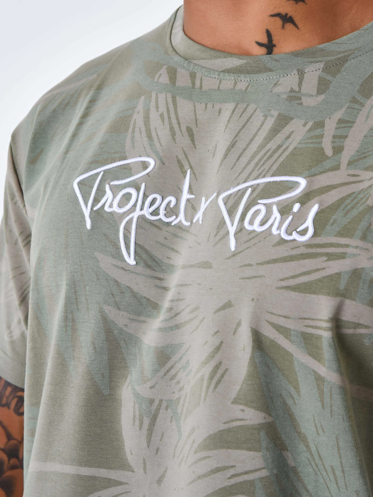 Camiseta con hojas de palmera