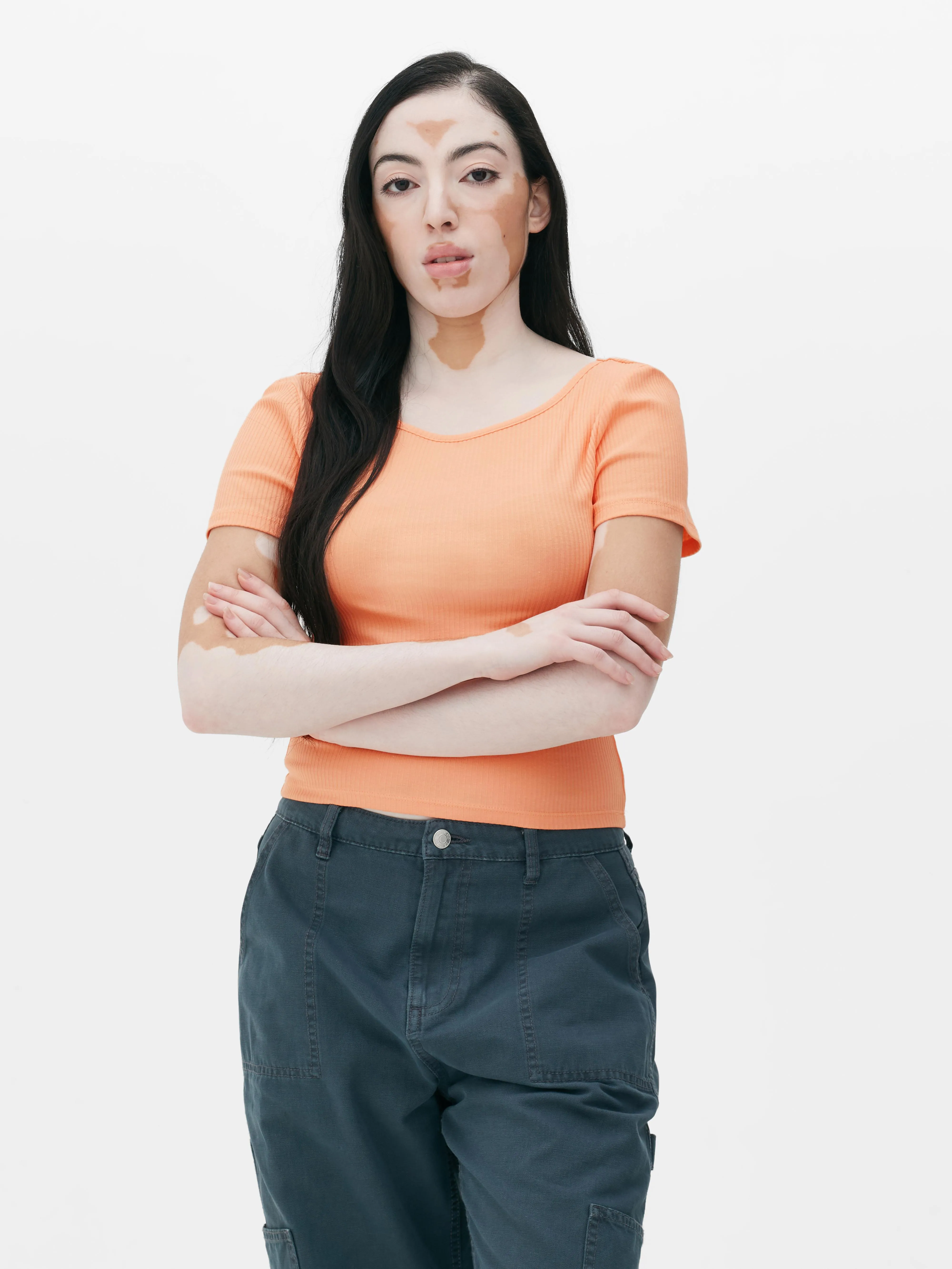 Camiseta de manga corta con espalda pronunciada