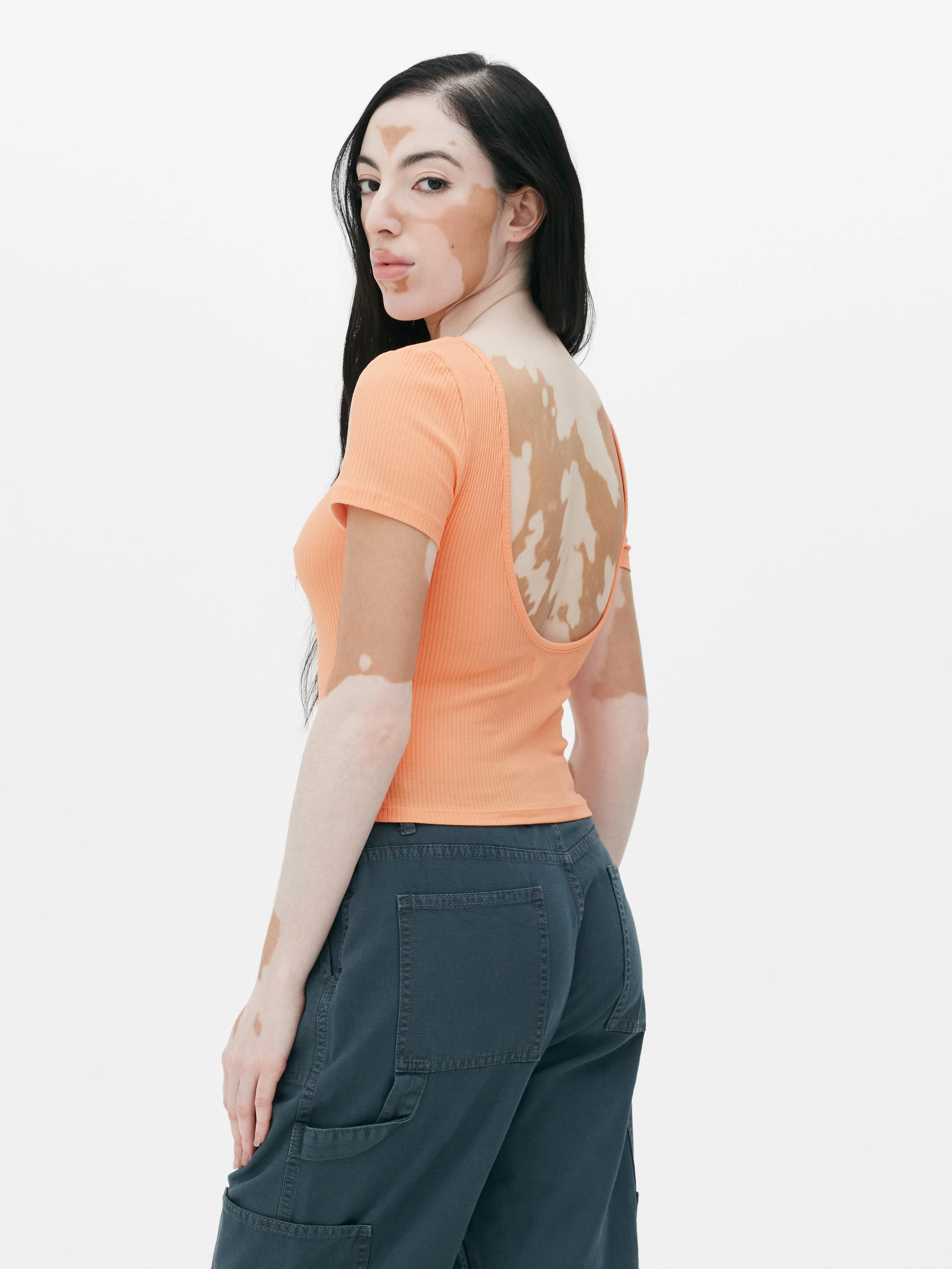 Camiseta de manga corta con espalda pronunciada