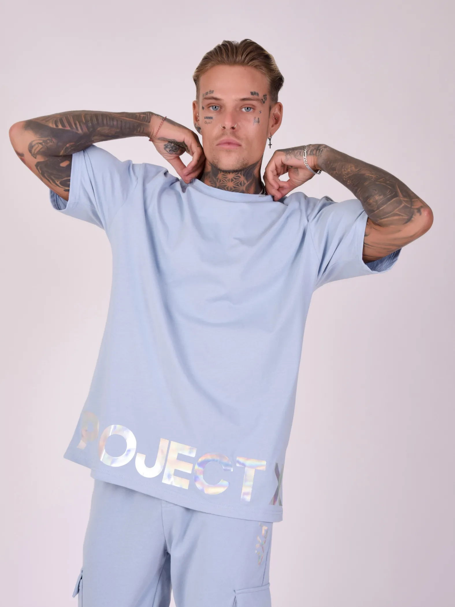 Camiseta holgada con logotipo iridiscente