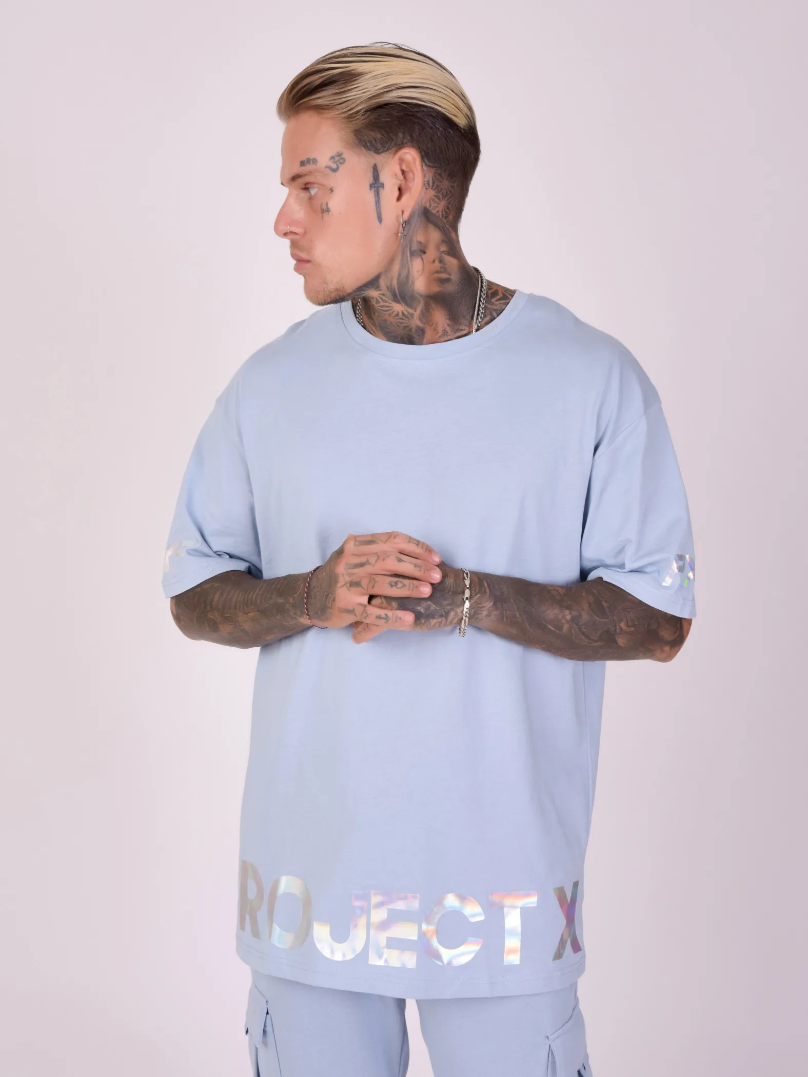 Camiseta holgada con logotipo iridiscente
