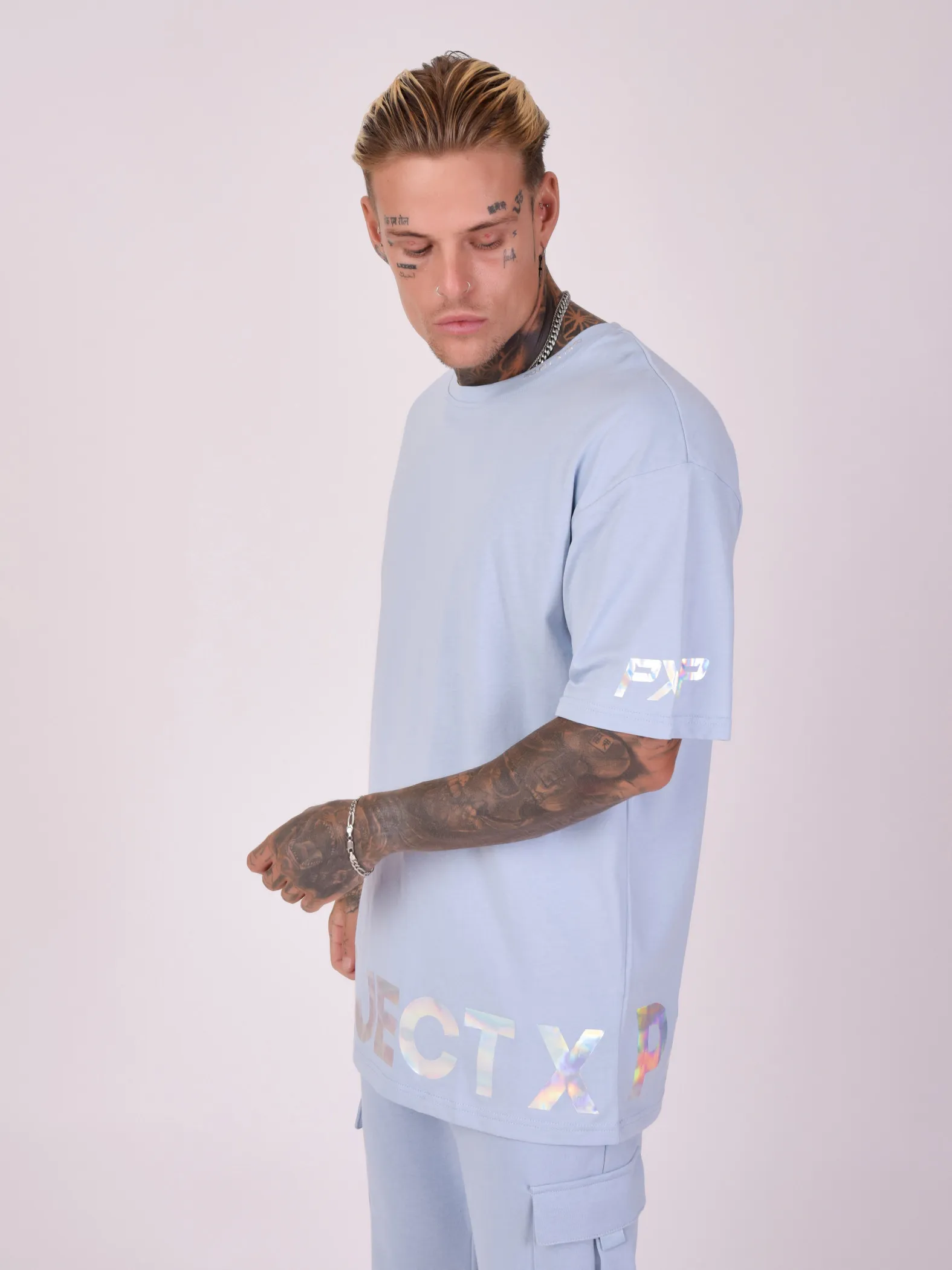 Camiseta holgada con logotipo iridiscente