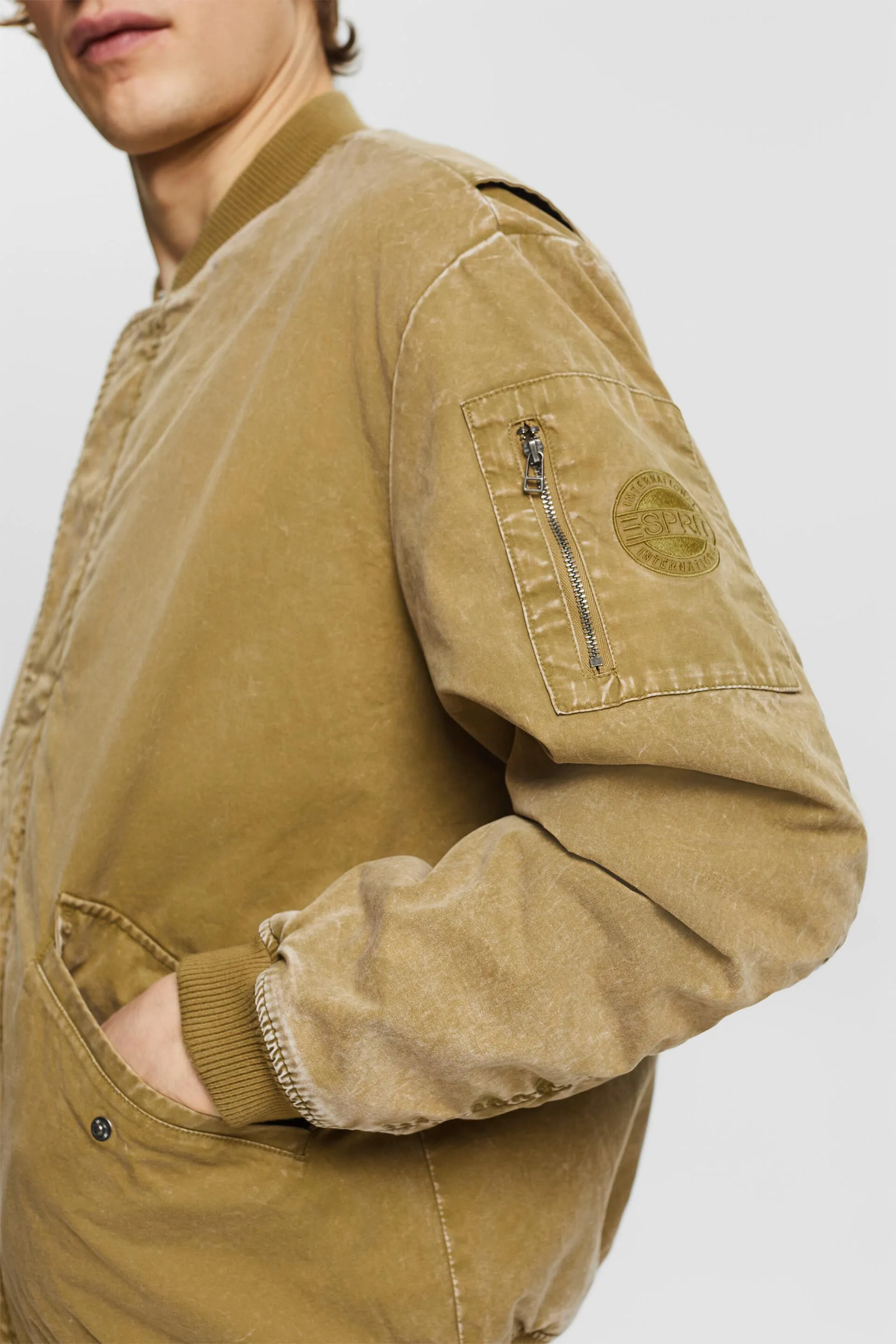 Cazadora bomber con efecto lavado