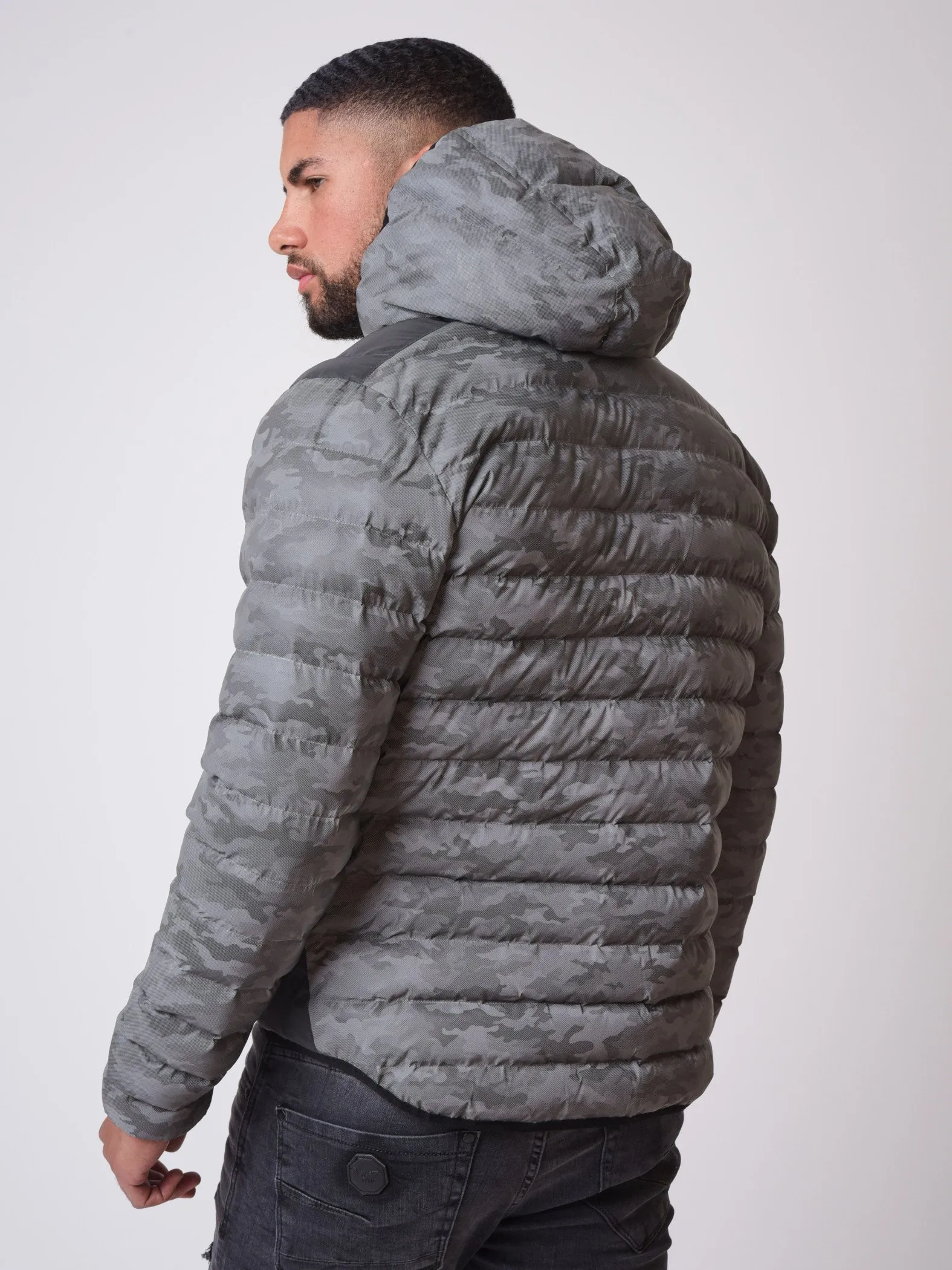 Chaqueta acolchada reflectante con estampado de camuflaje 