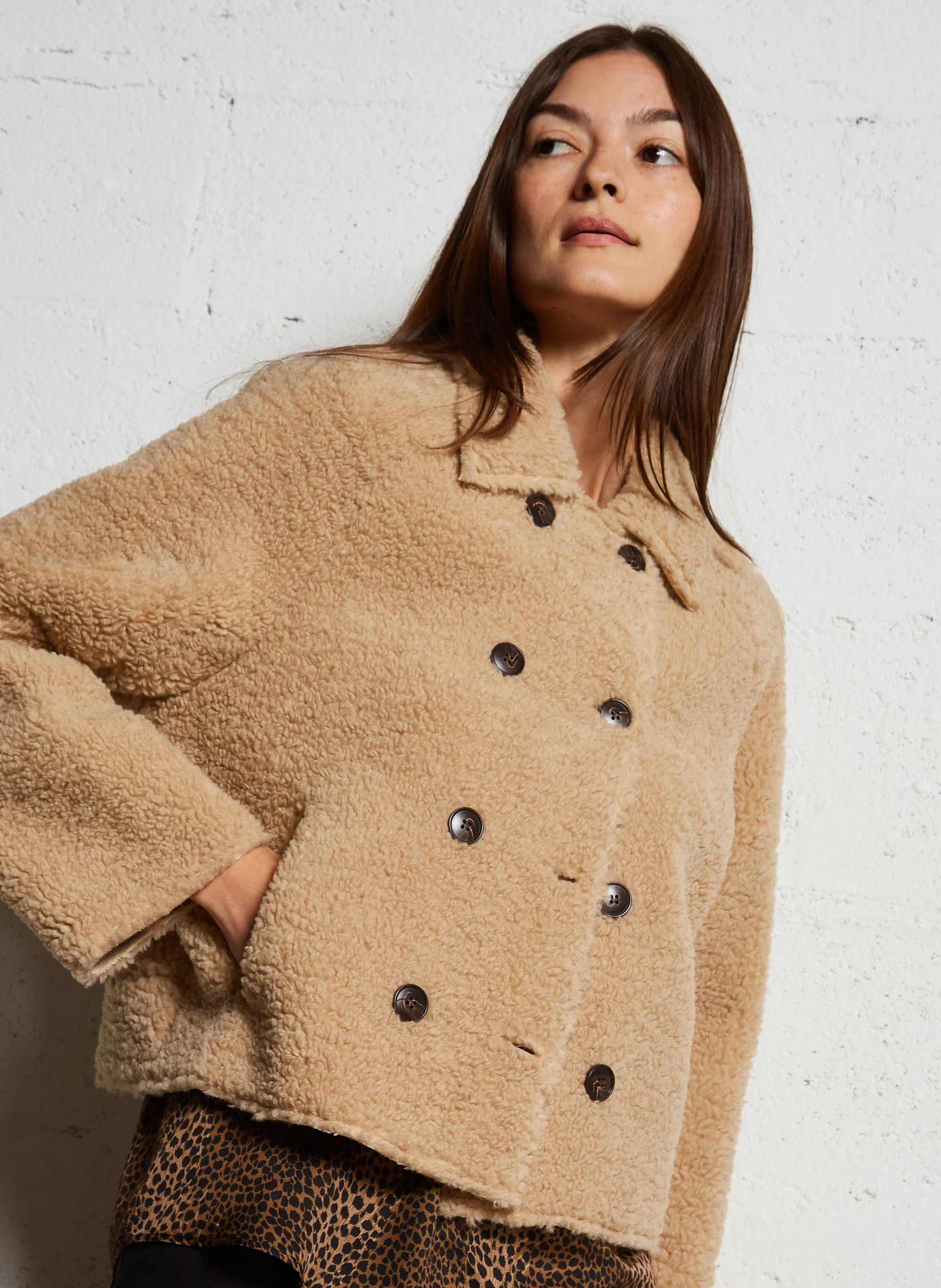 Chaqueta de pelo de borreguito con cuello clásico en beige