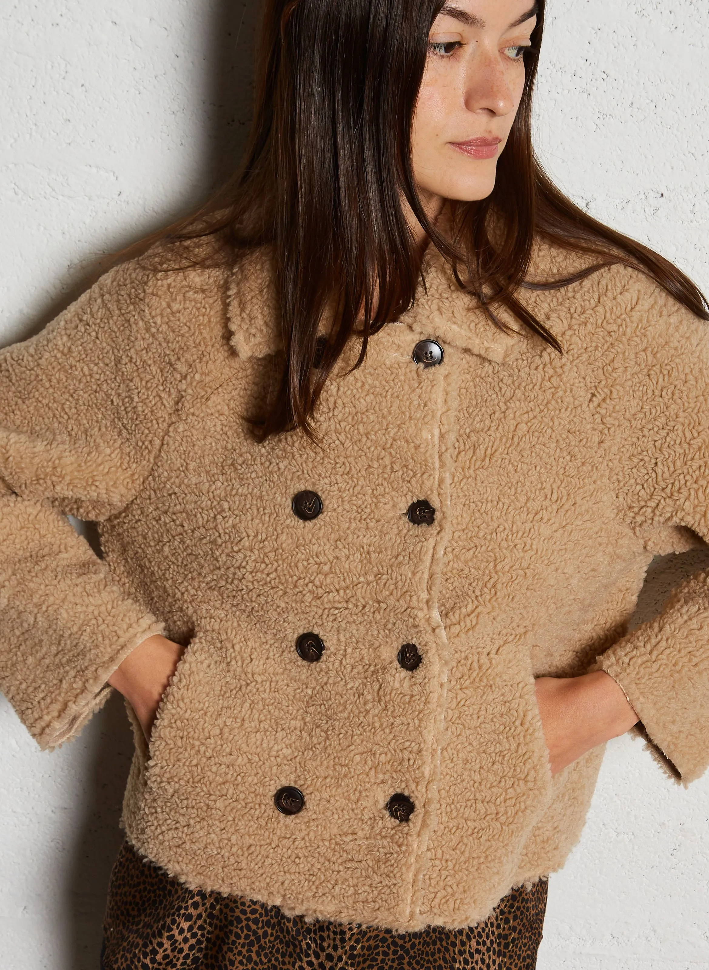 Chaqueta de pelo de borreguito con cuello clásico en beige