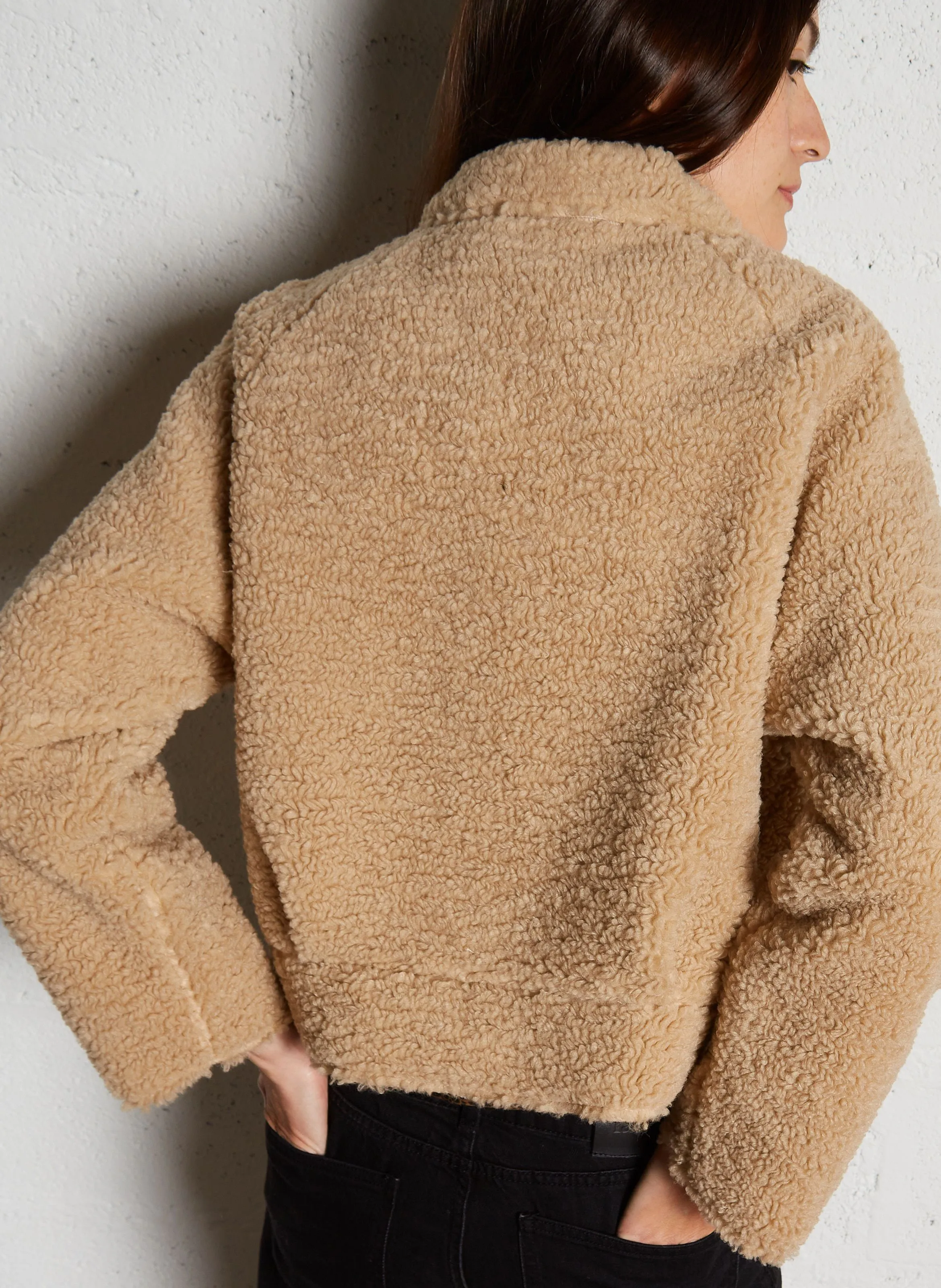 Chaqueta de pelo de borreguito con cuello clásico en beige