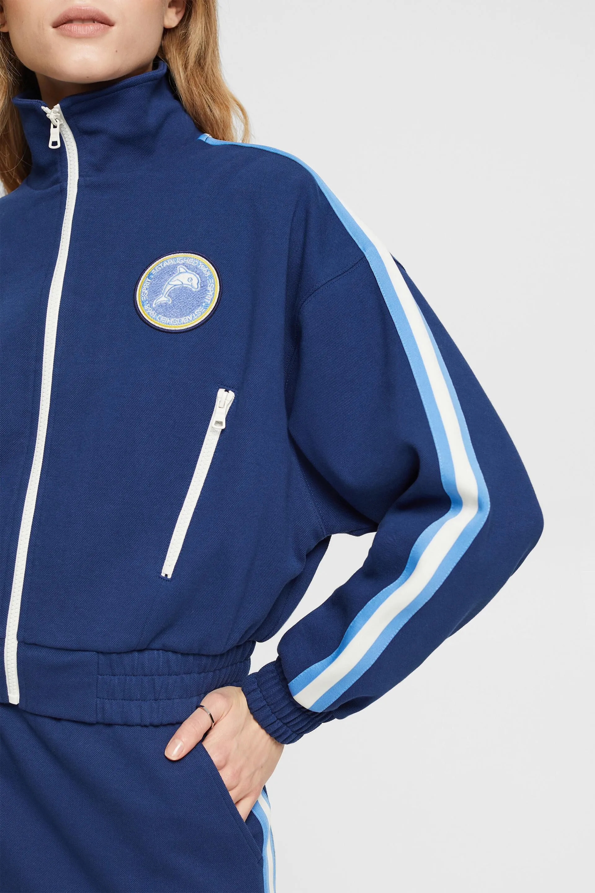 Chaqueta deportiva con corte corto