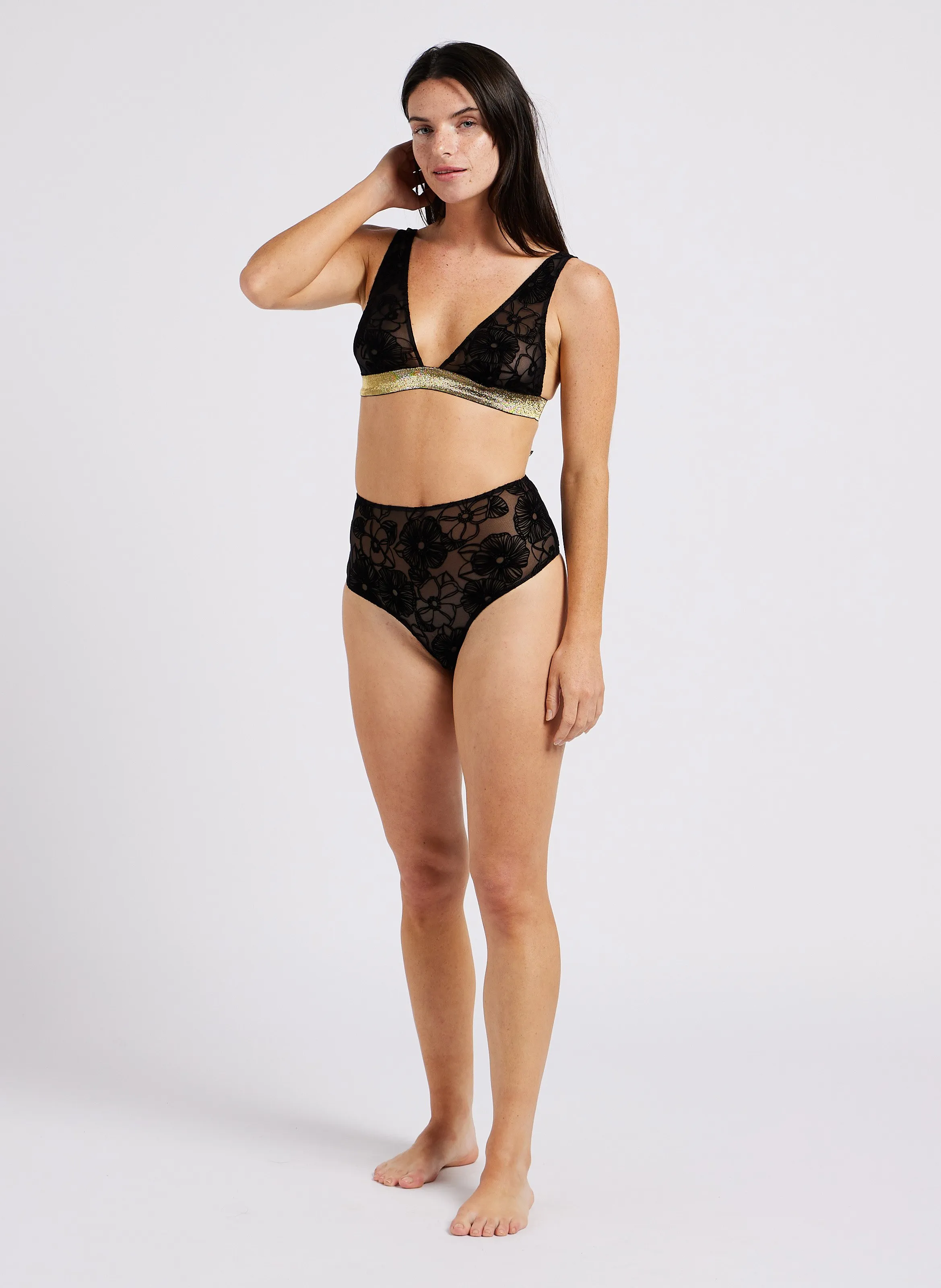CHICHI CASTELNANGO PIA  BRAGUITA BRASILEñA DE TUL Y TALLE ALTO CON MOTIVO FLORAL EN NEGRO