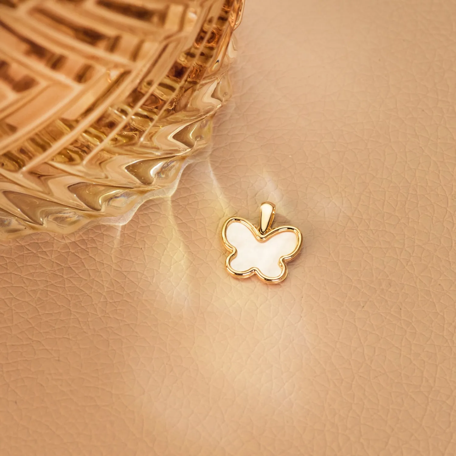 Colgante Oro Mariposa con Nácar