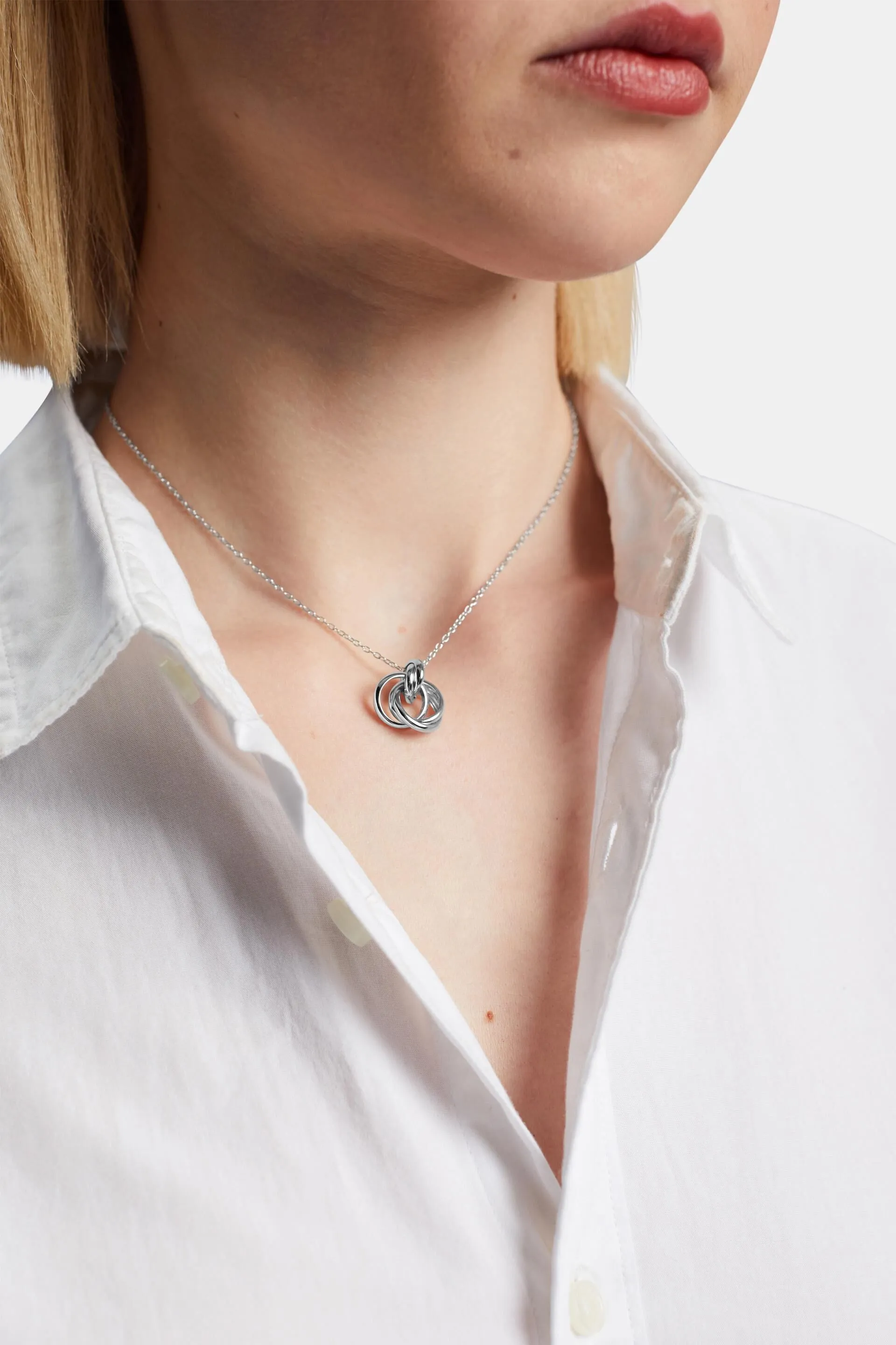 Collar con colgante triple entrelazado