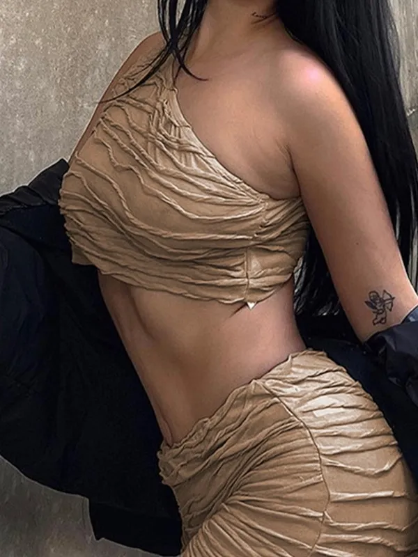 Conjunto de top sin mangas con un hombro al descubierto y pantalón corto de talle alto con textura unicolor