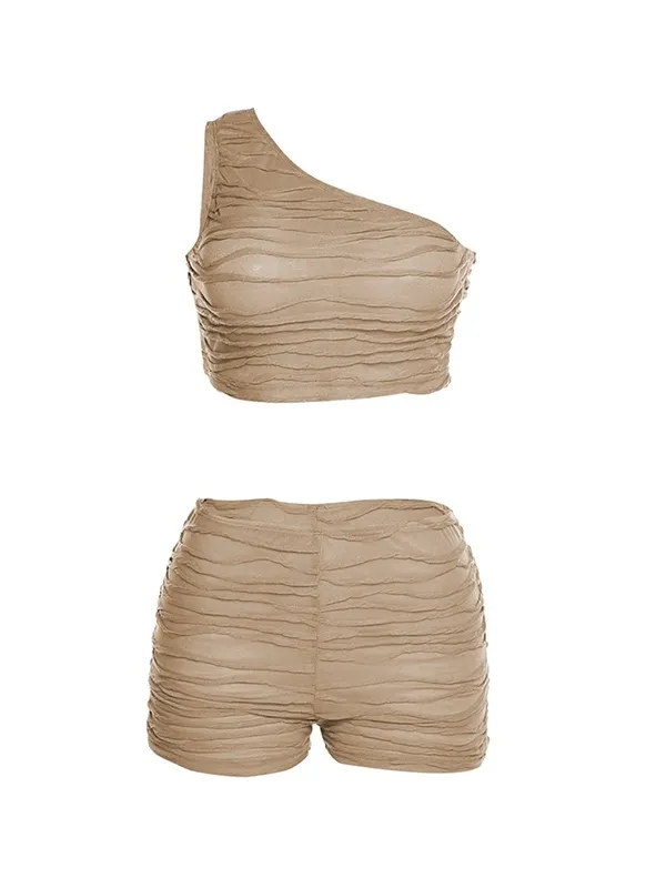 Conjunto de top sin mangas con un hombro al descubierto y pantalón corto de talle alto con textura unicolor