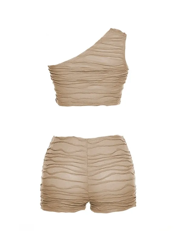 Conjunto de top sin mangas con un hombro al descubierto y pantalón corto de talle alto con textura unicolor