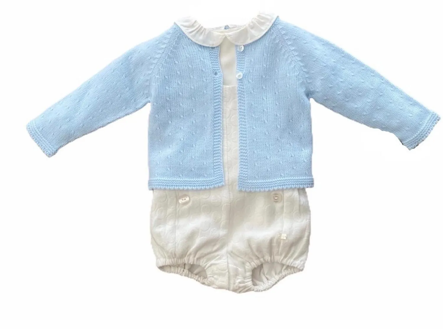 Conjunto para niño de tres piezas. Celeste y crudo.