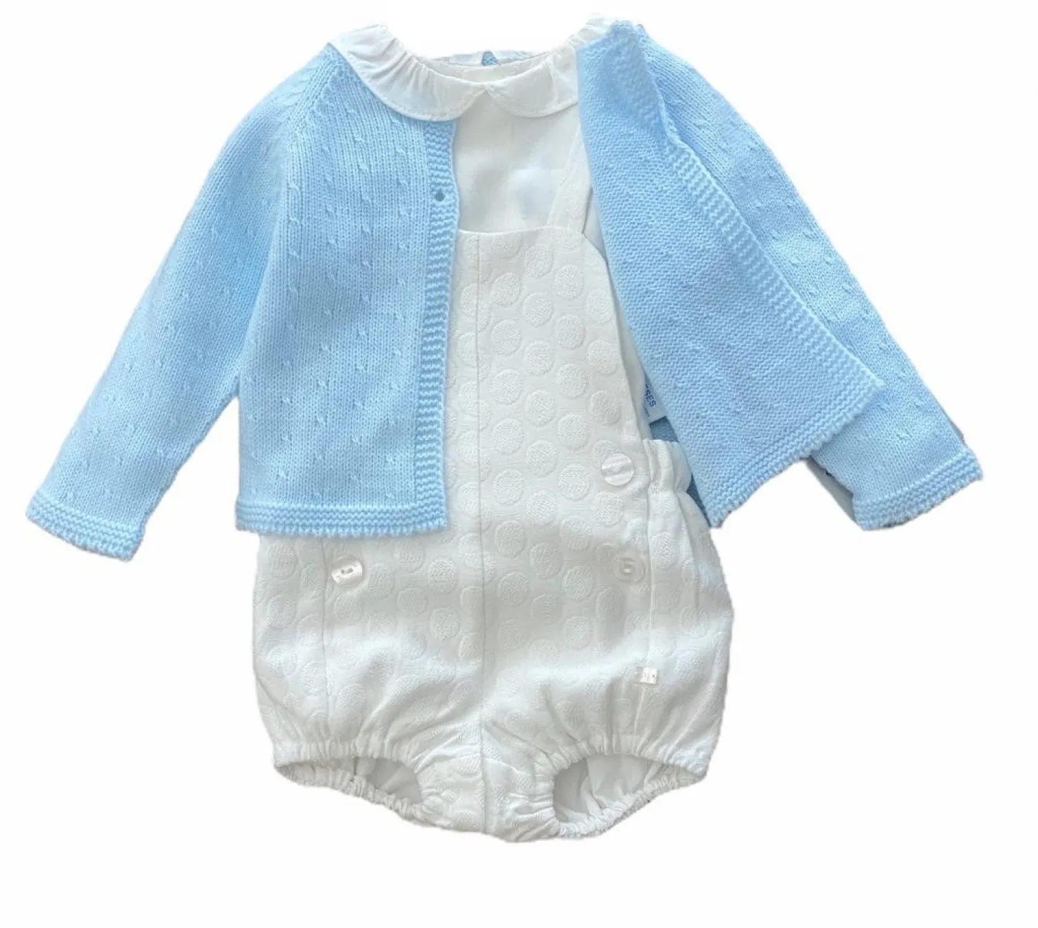 Conjunto para niño de tres piezas. Celeste y crudo.