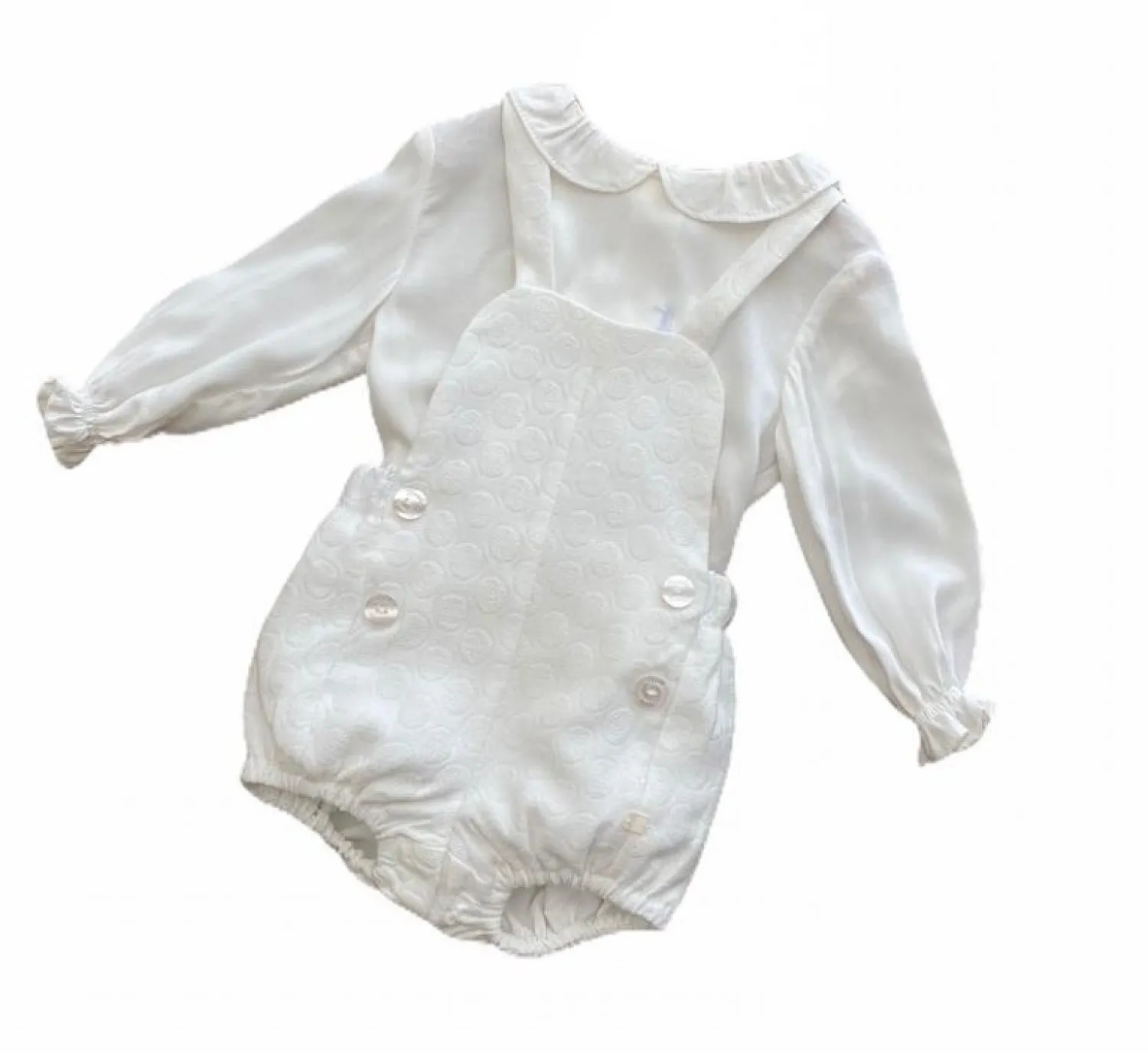 Conjunto para niño de tres piezas. Celeste y crudo.