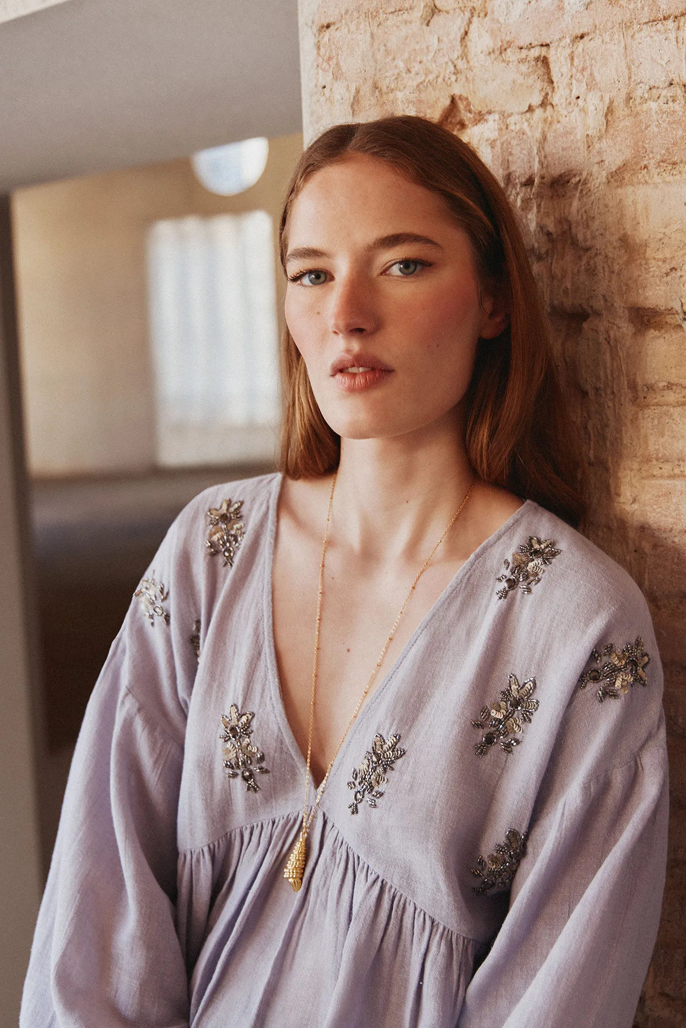 Eva. Blusa con piedras bordadas.