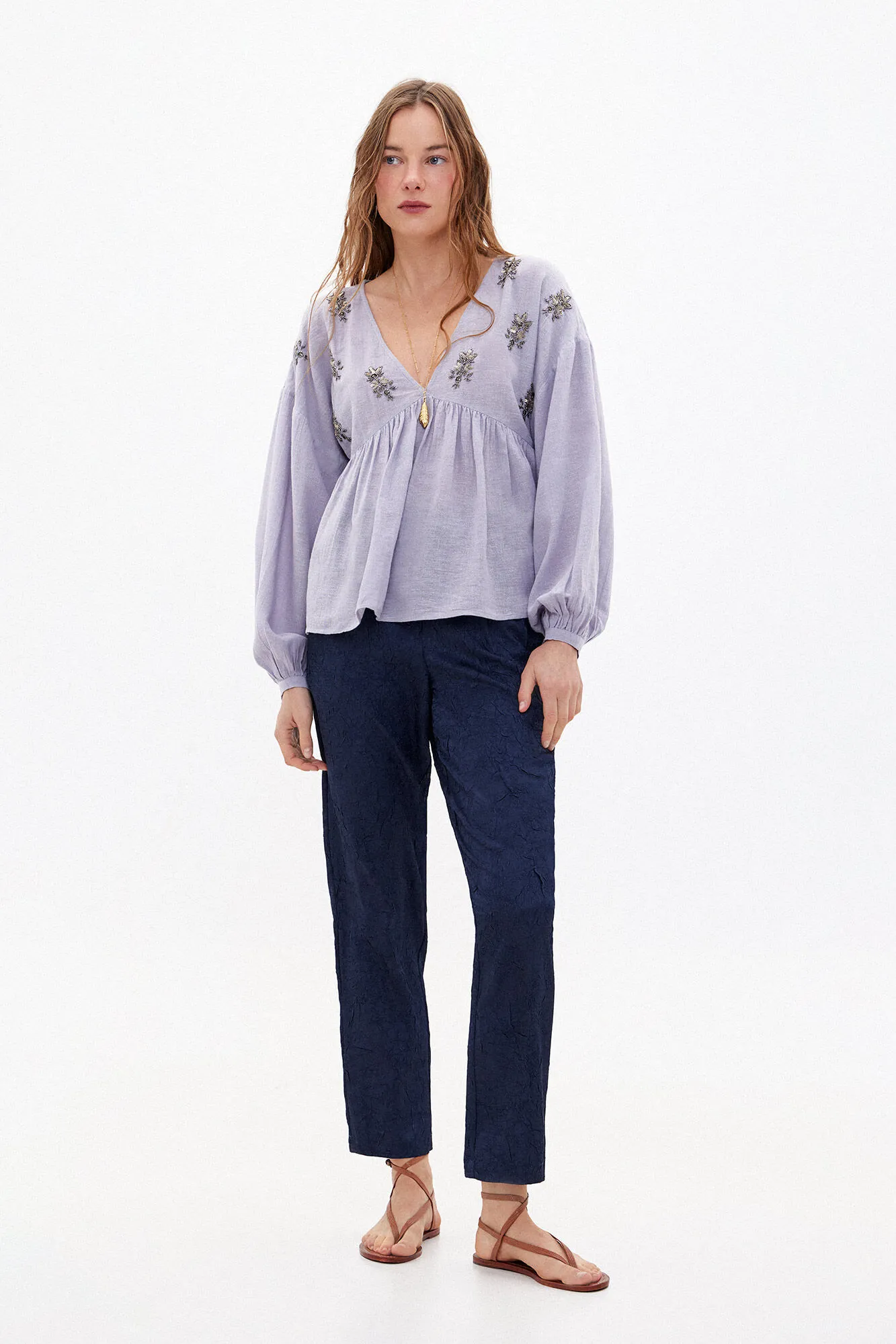 Eva. Blusa con piedras bordadas.