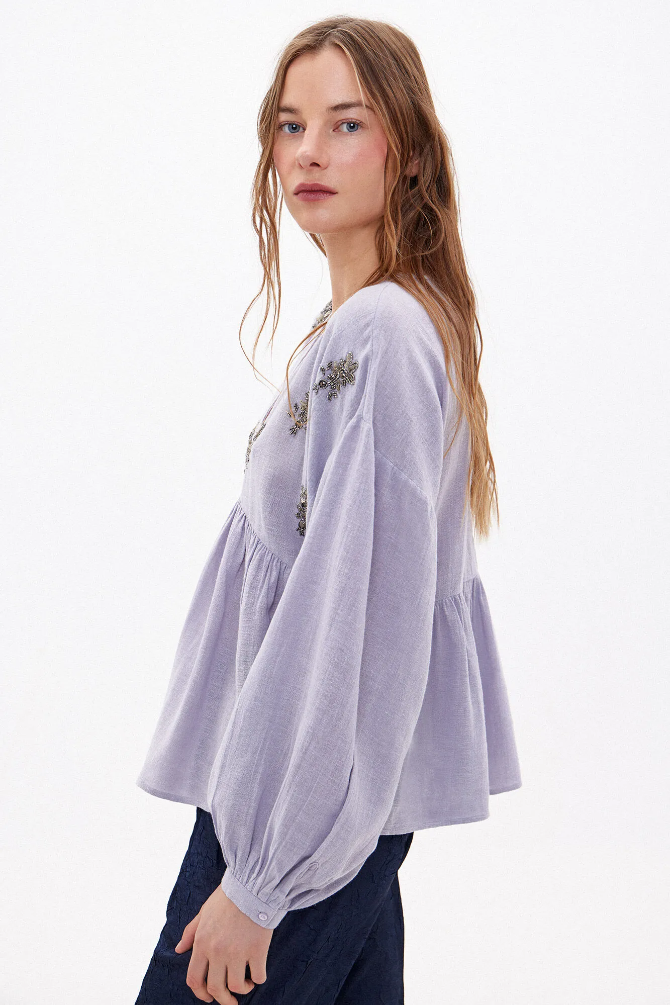 Eva. Blusa con piedras bordadas.