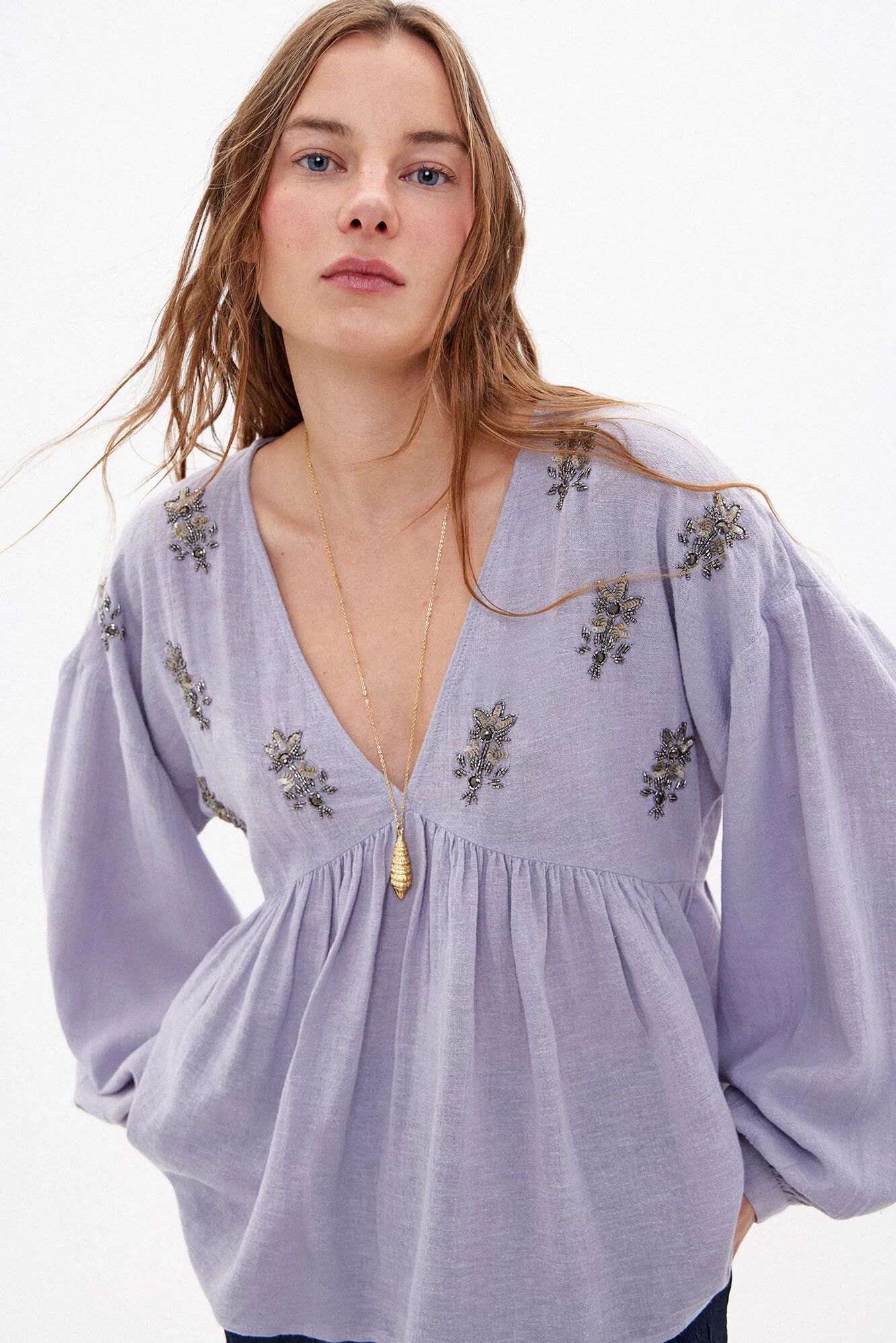 Eva. Blusa con piedras bordadas.