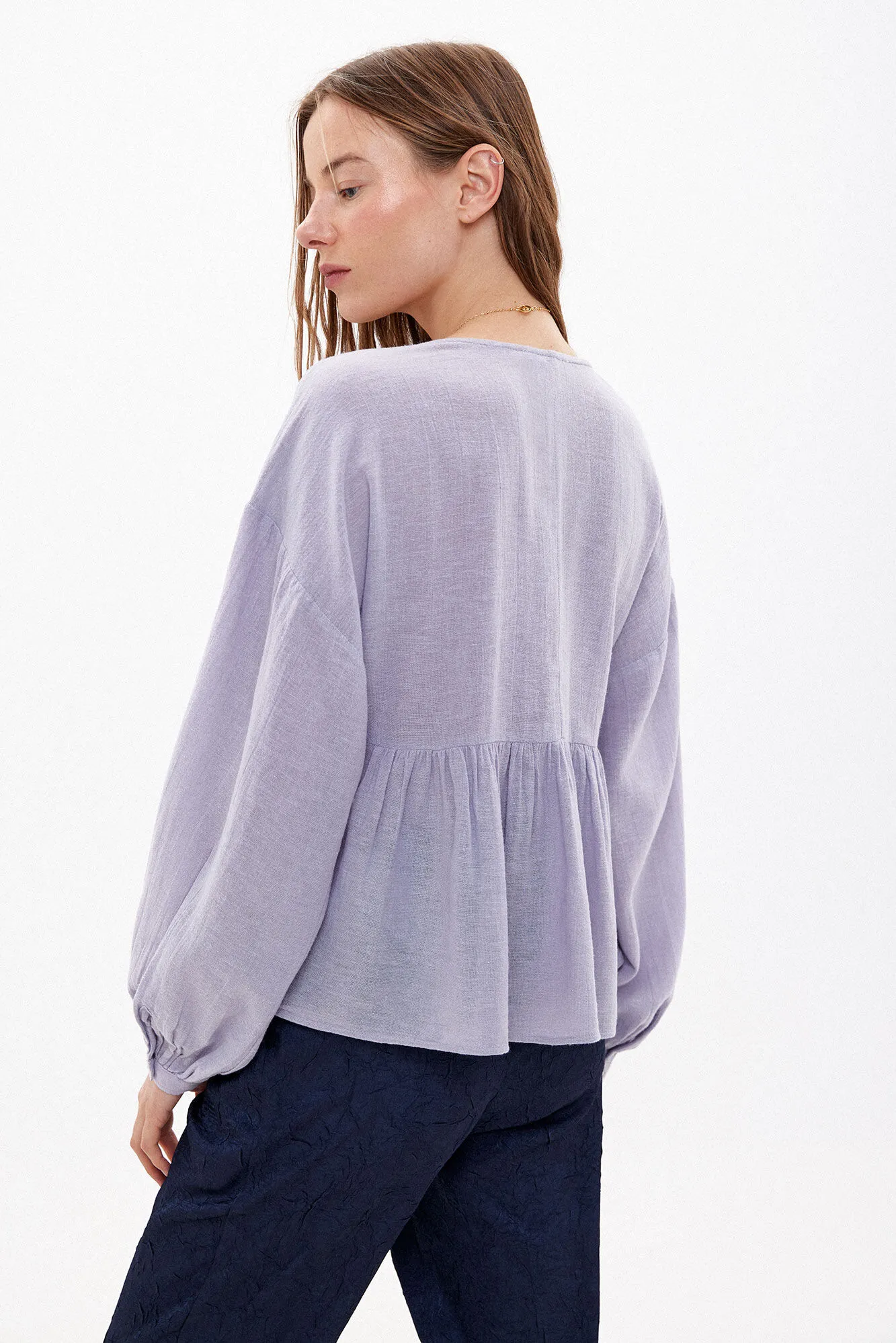 Eva. Blusa con piedras bordadas.
