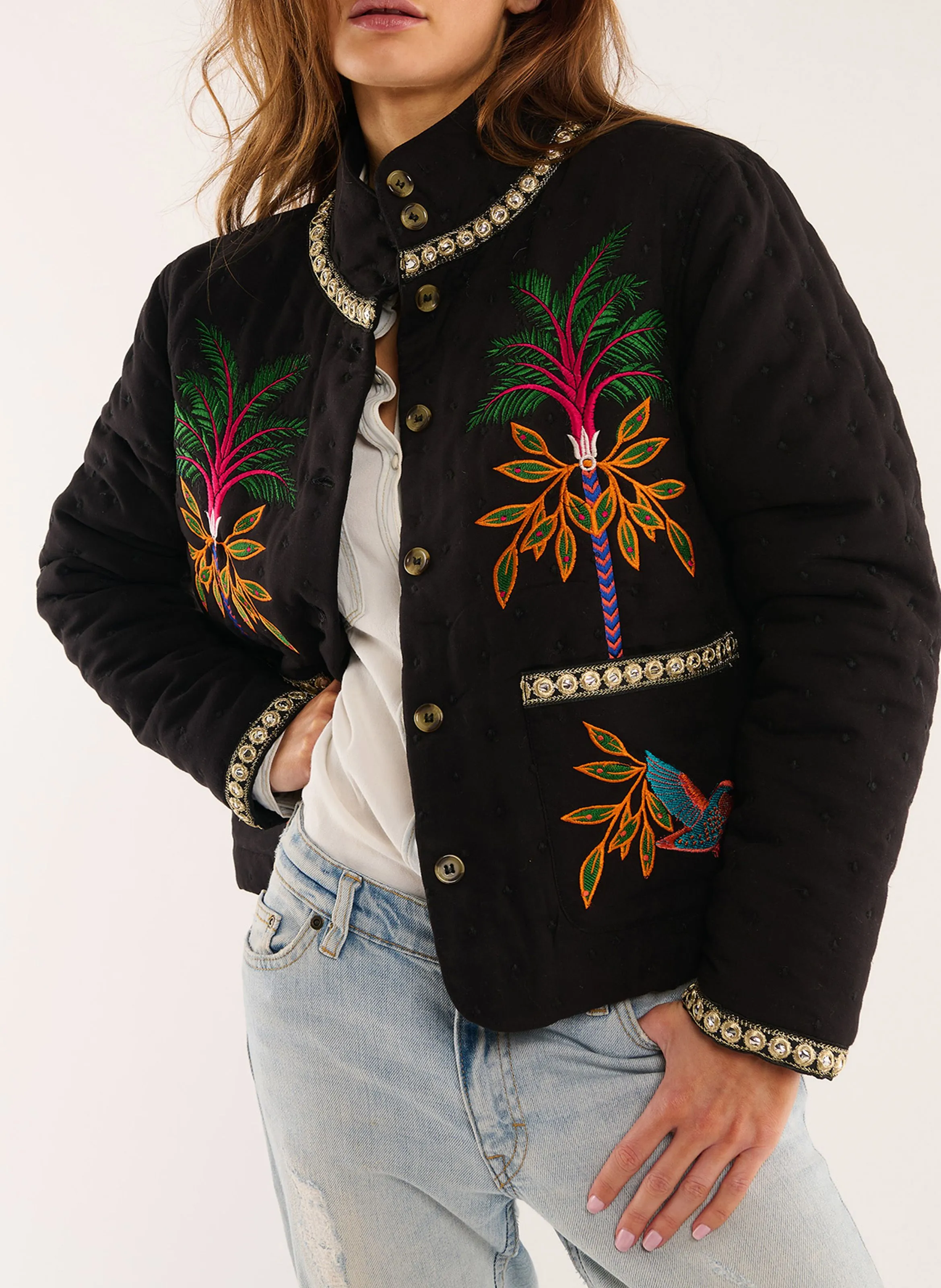 GAIUS  CHAQUETA RECTA CON CUELLO ALTO BORDADO EN NEGRO