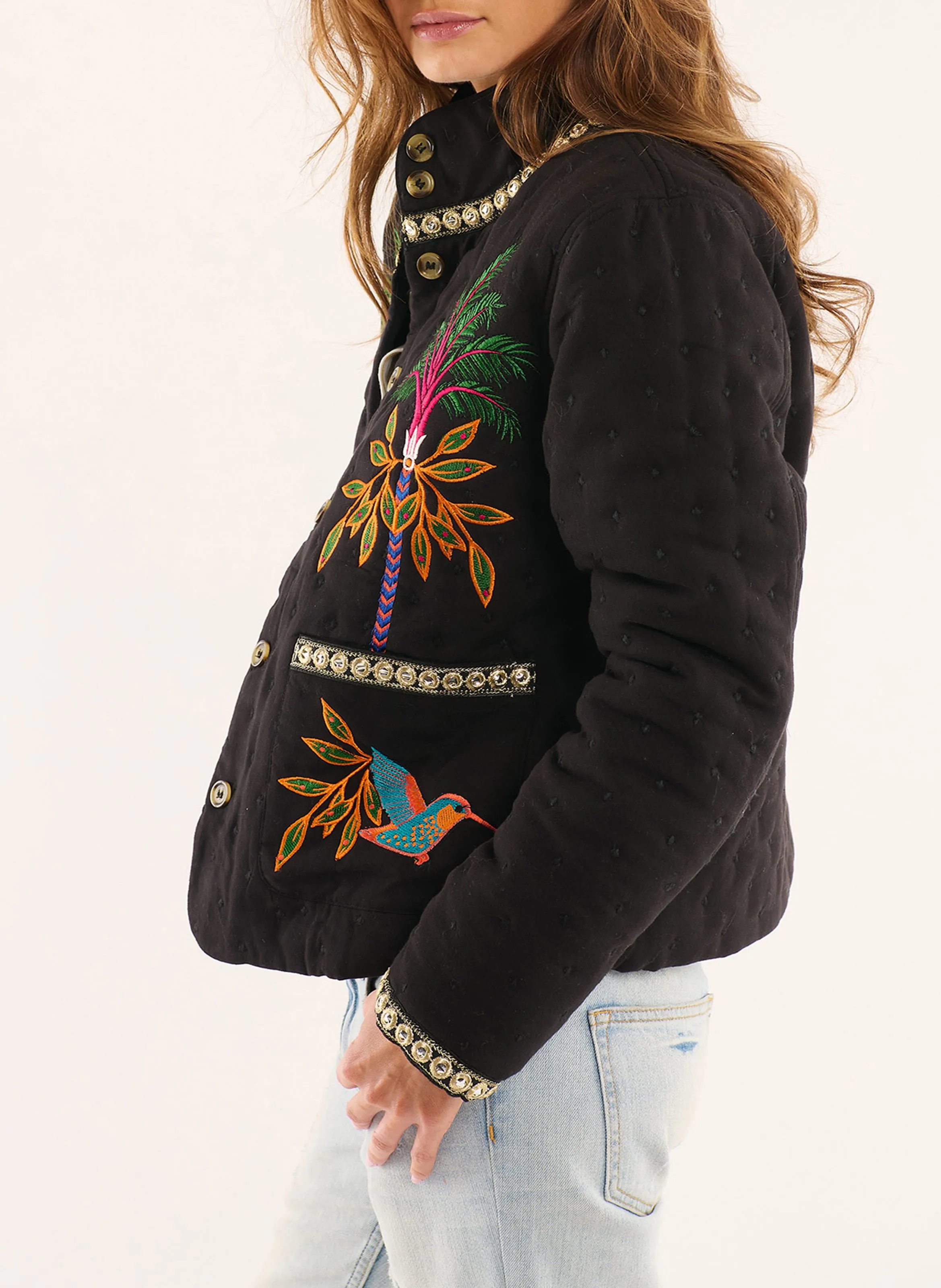 GAIUS  CHAQUETA RECTA CON CUELLO ALTO BORDADO EN NEGRO